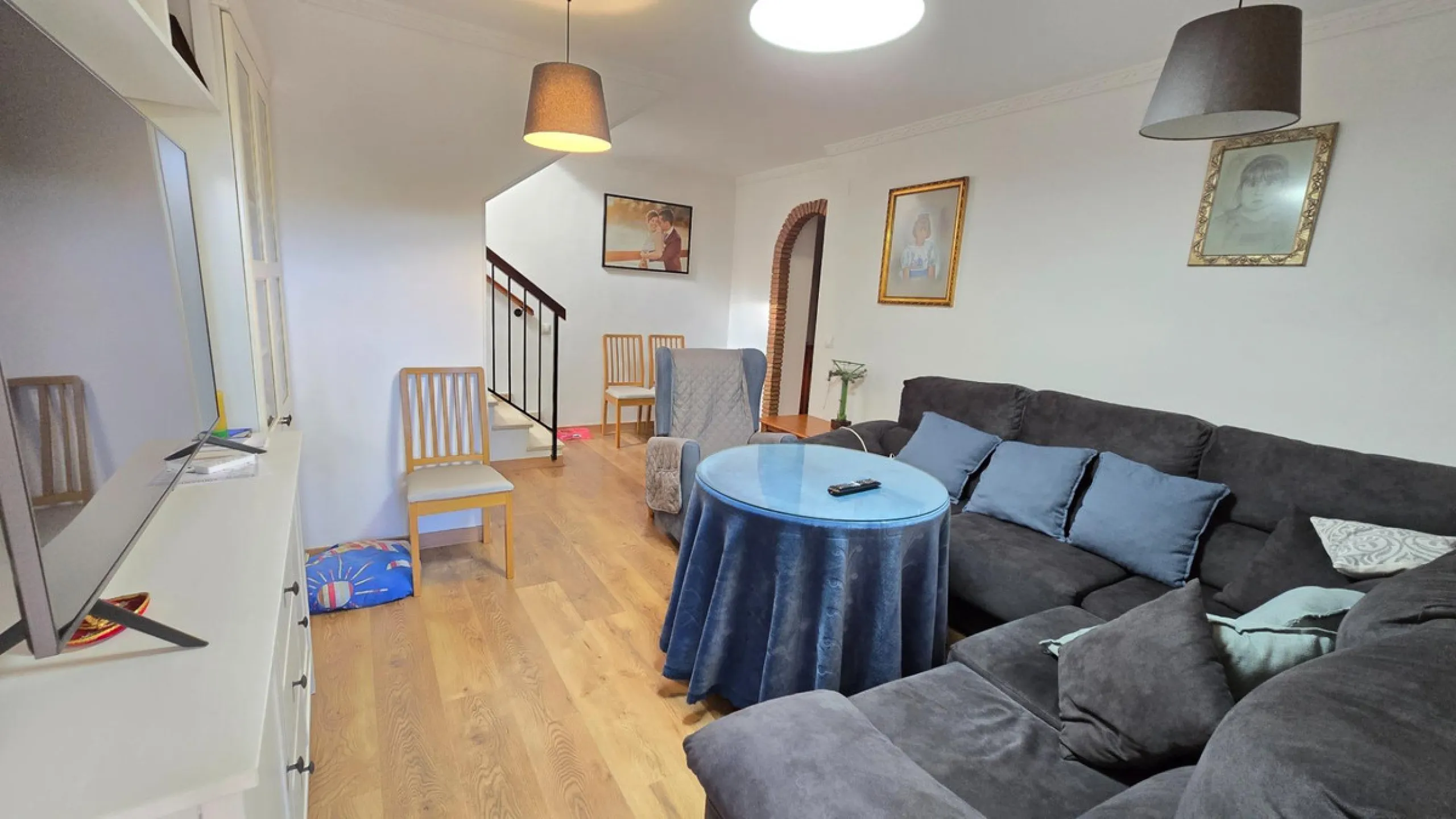 We present this spacious and bright duplex apartment located in the heart of Arroyo de la Miel, Benalmádena.
