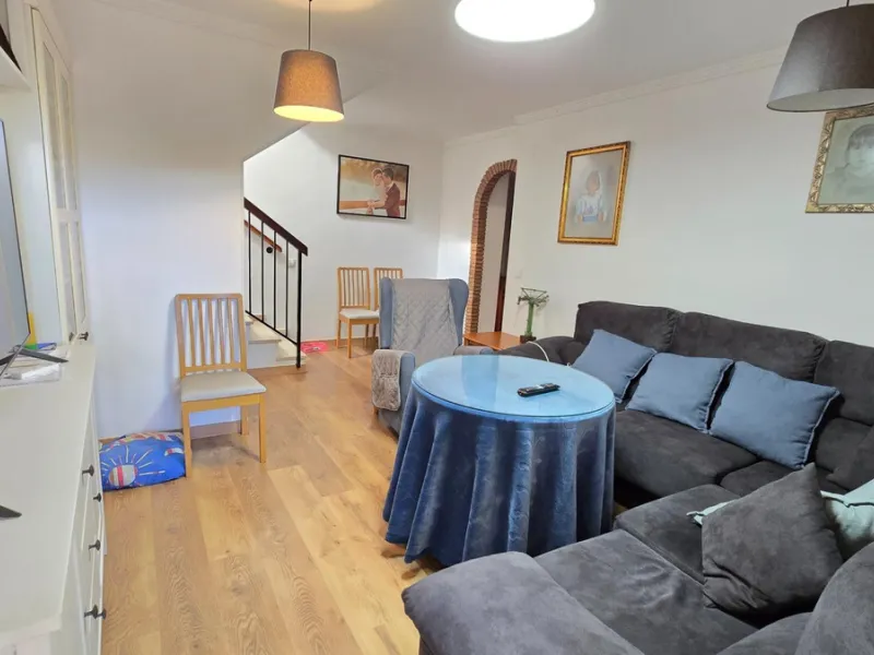 We present this spacious and bright duplex apartment located in the heart of Arroyo de la Miel, Benalmádena.