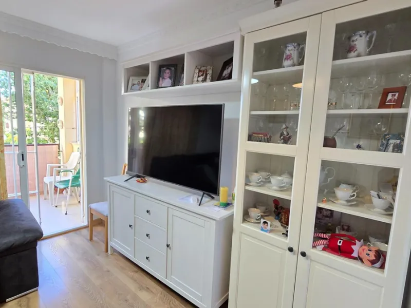 We present this spacious and bright duplex apartment located in the heart of Arroyo de la Miel, Benalmádena.