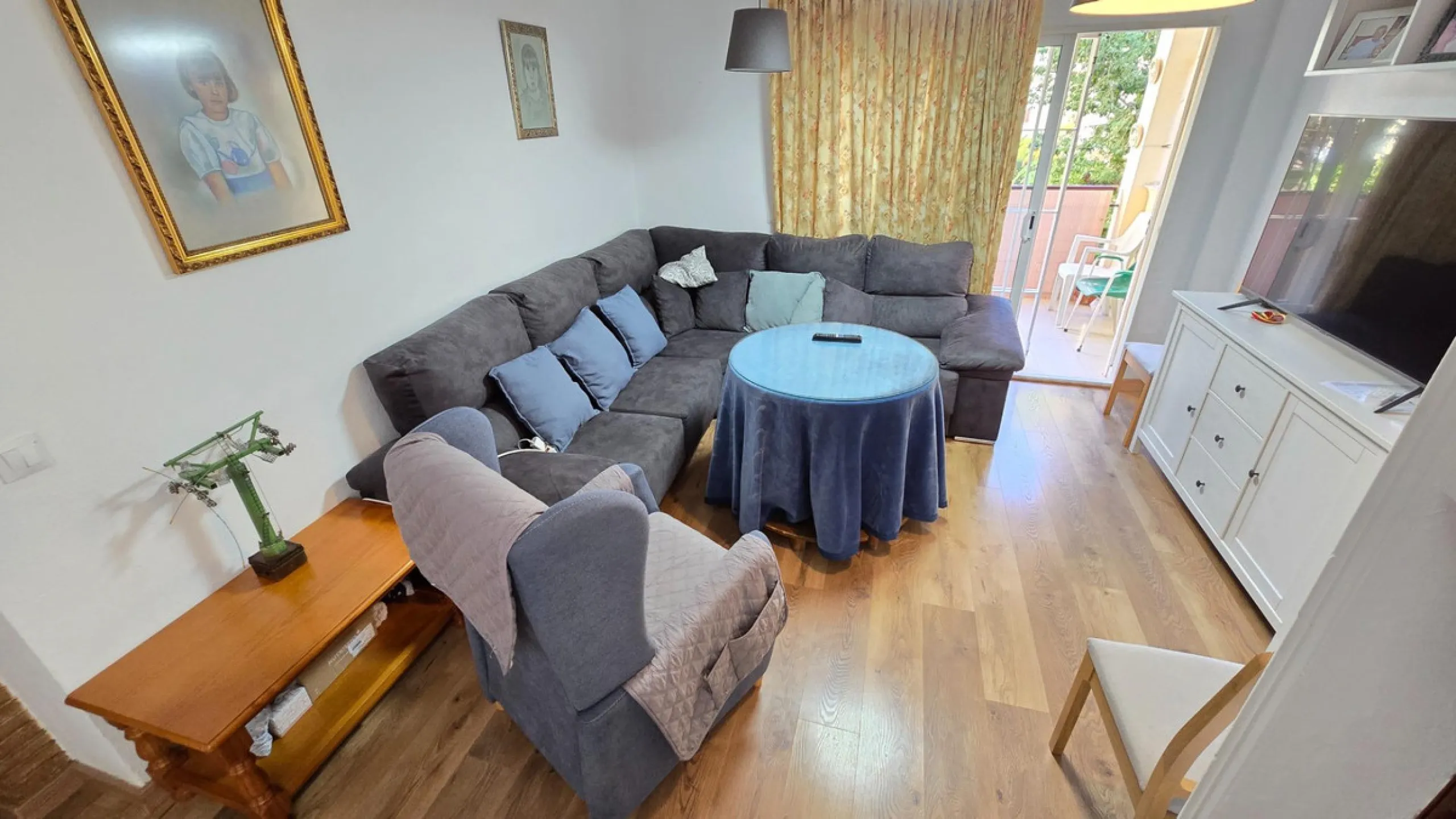 We present this spacious and bright duplex apartment located in the heart of Arroyo de la Miel, Benalmádena.