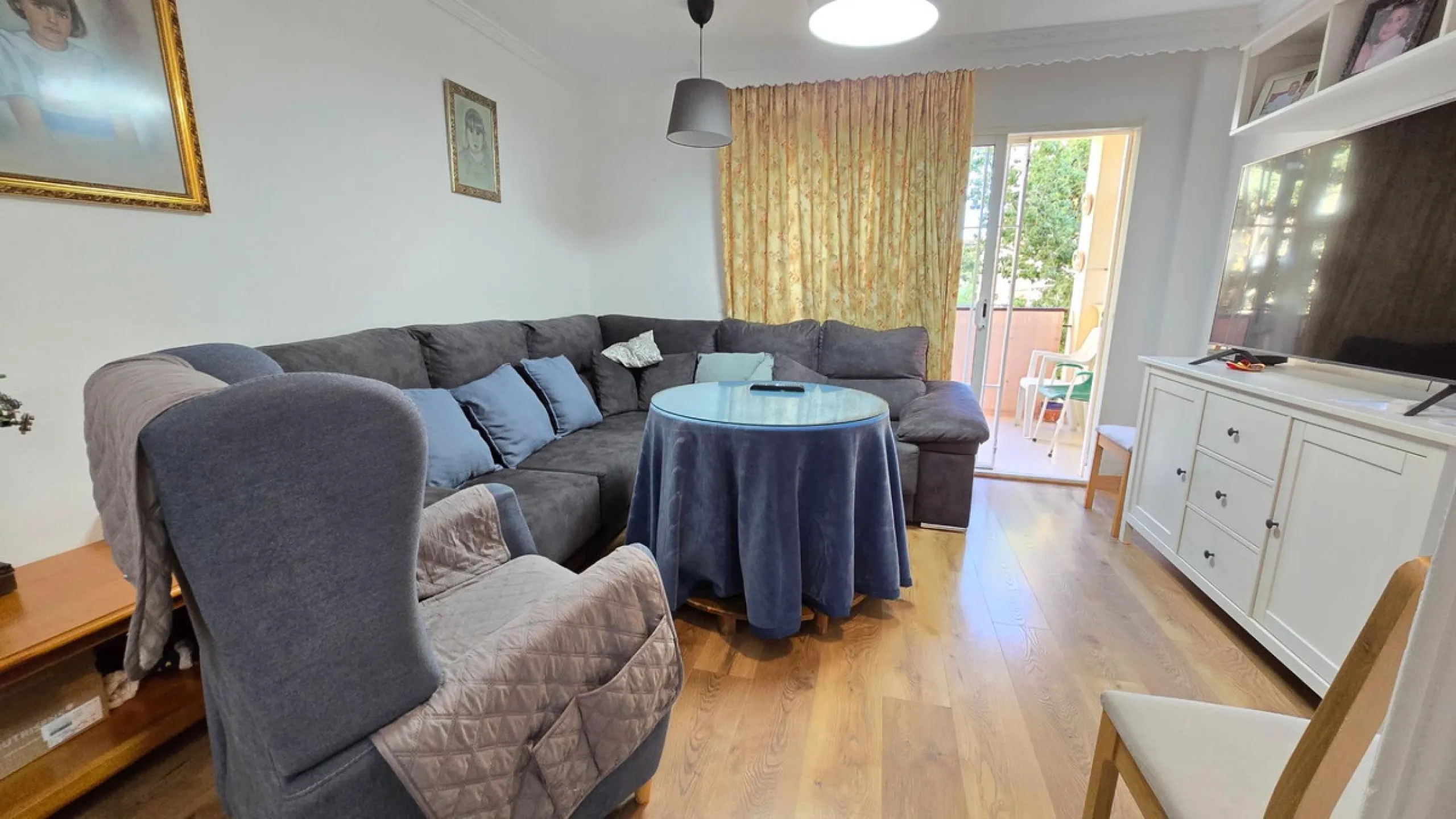 We present this spacious and bright duplex apartment located in the heart of Arroyo de la Miel, Benalmádena.