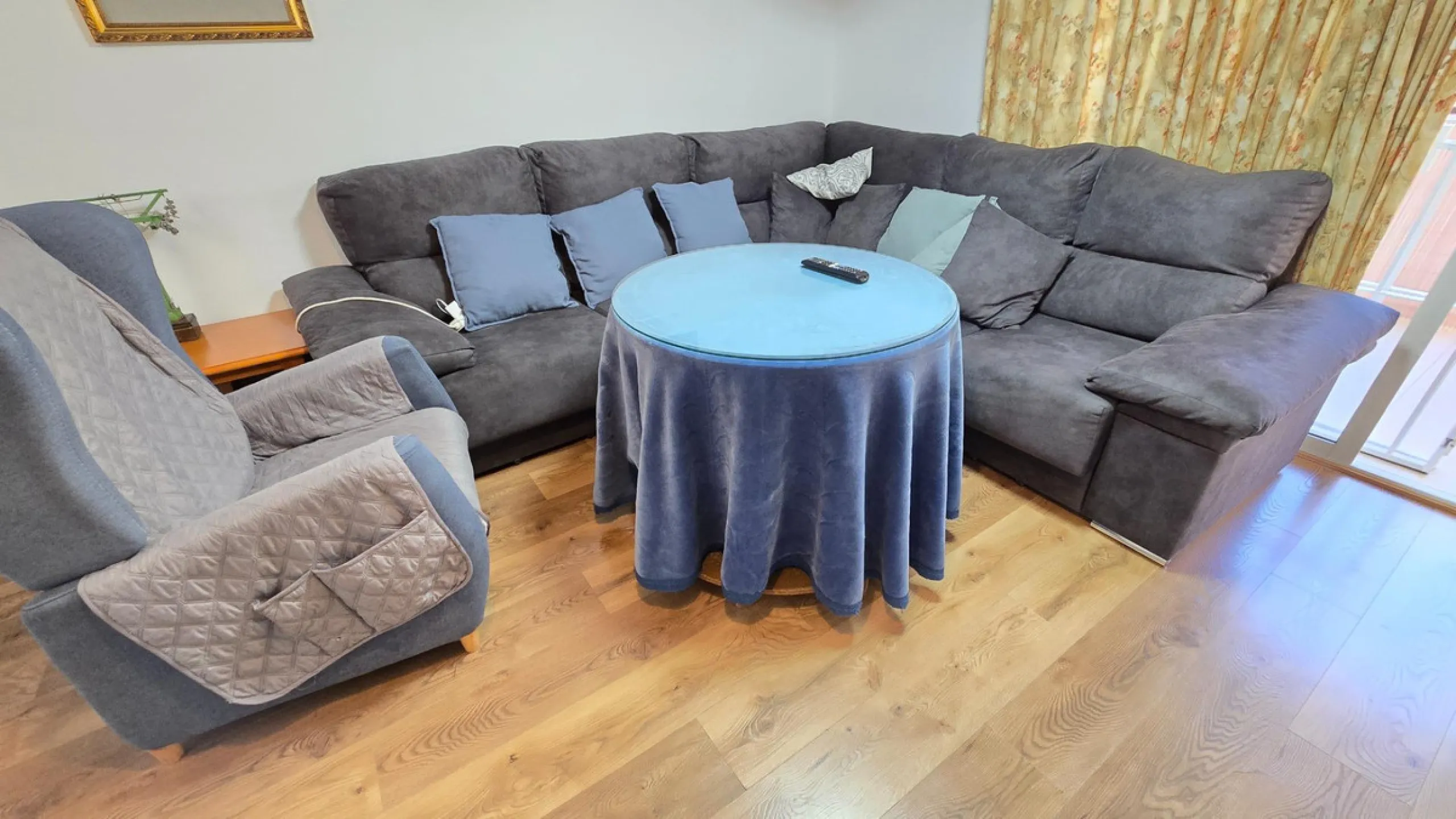 We present this spacious and bright duplex apartment located in the heart of Arroyo de la Miel, Benalmádena.