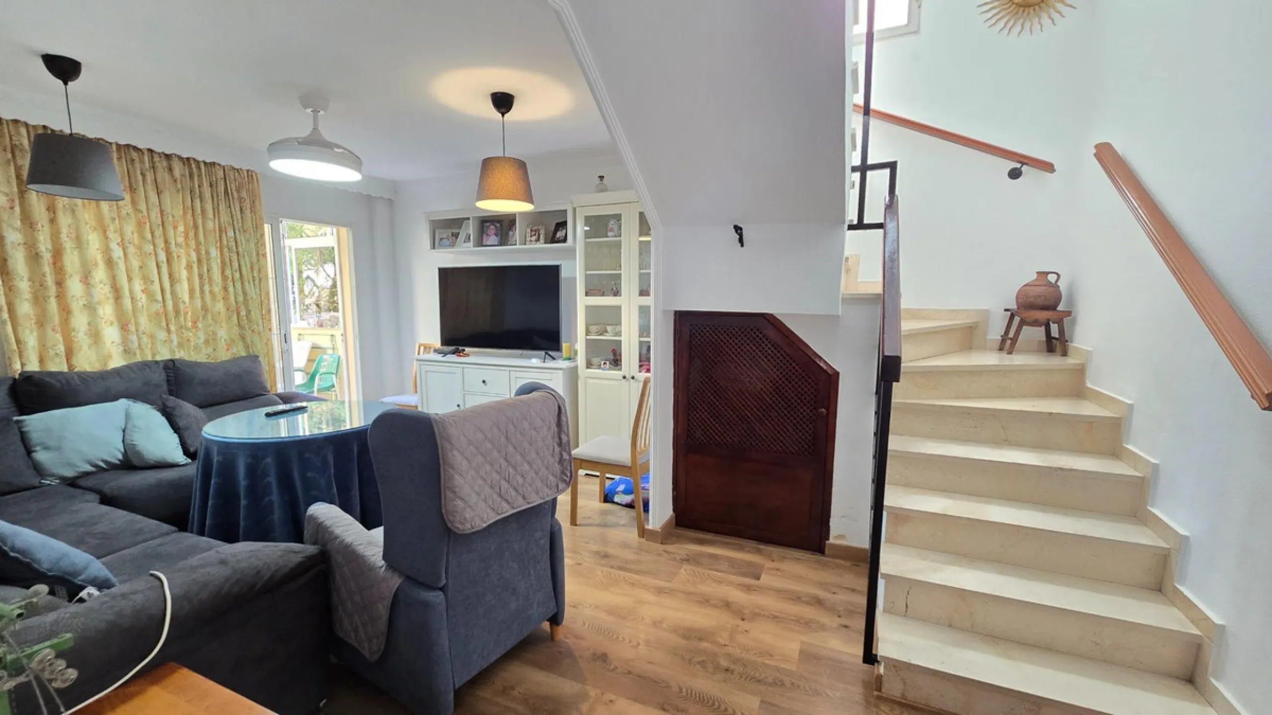 We present this spacious and bright duplex apartment located in the heart of Arroyo de la Miel, Benalmádena.