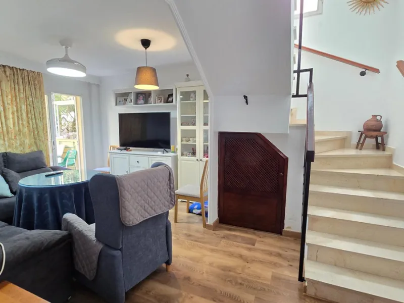 We present this spacious and bright duplex apartment located in the heart of Arroyo de la Miel, Benalmádena.