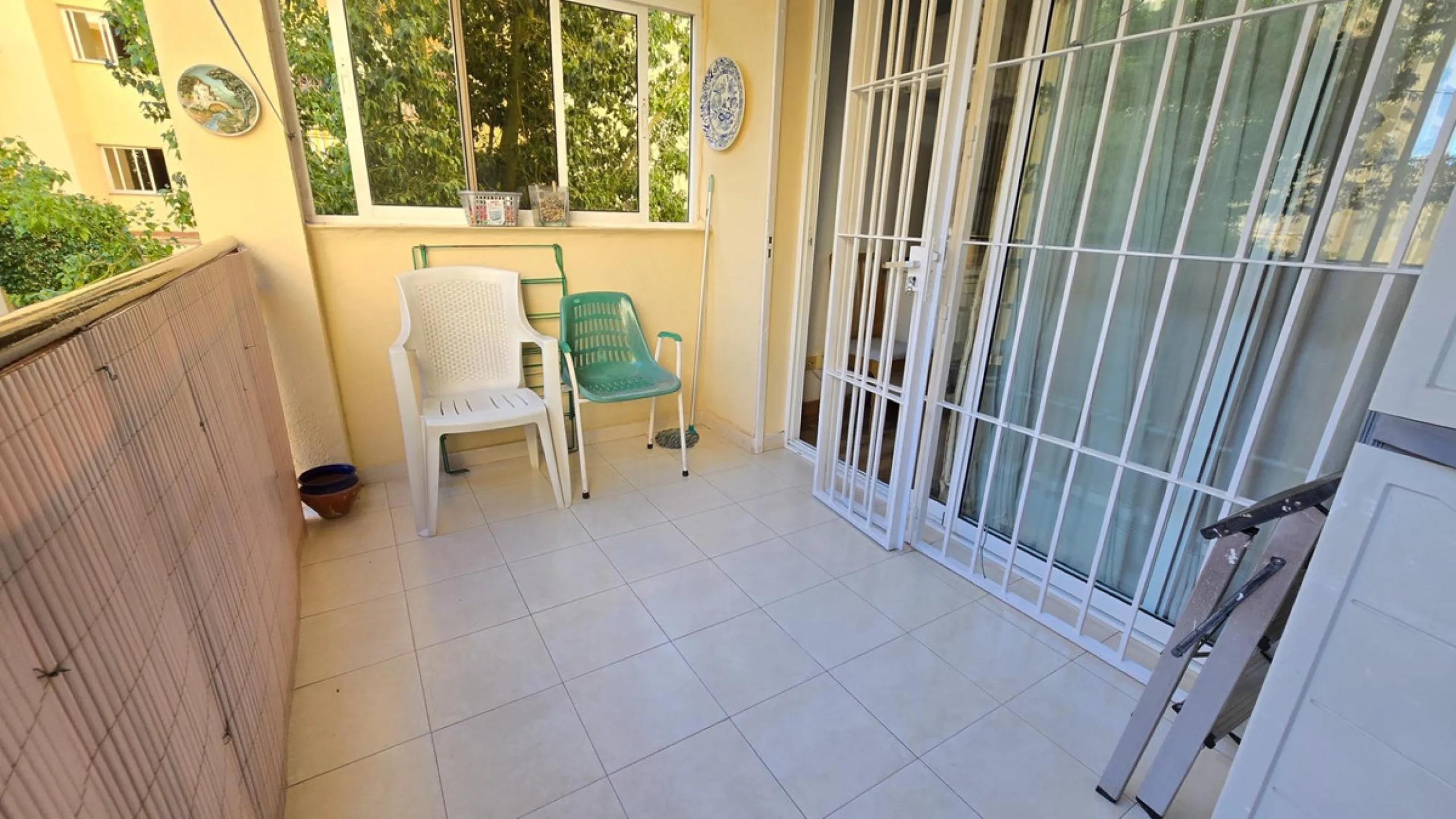 We present this spacious and bright duplex apartment located in the heart of Arroyo de la Miel, Benalmádena.