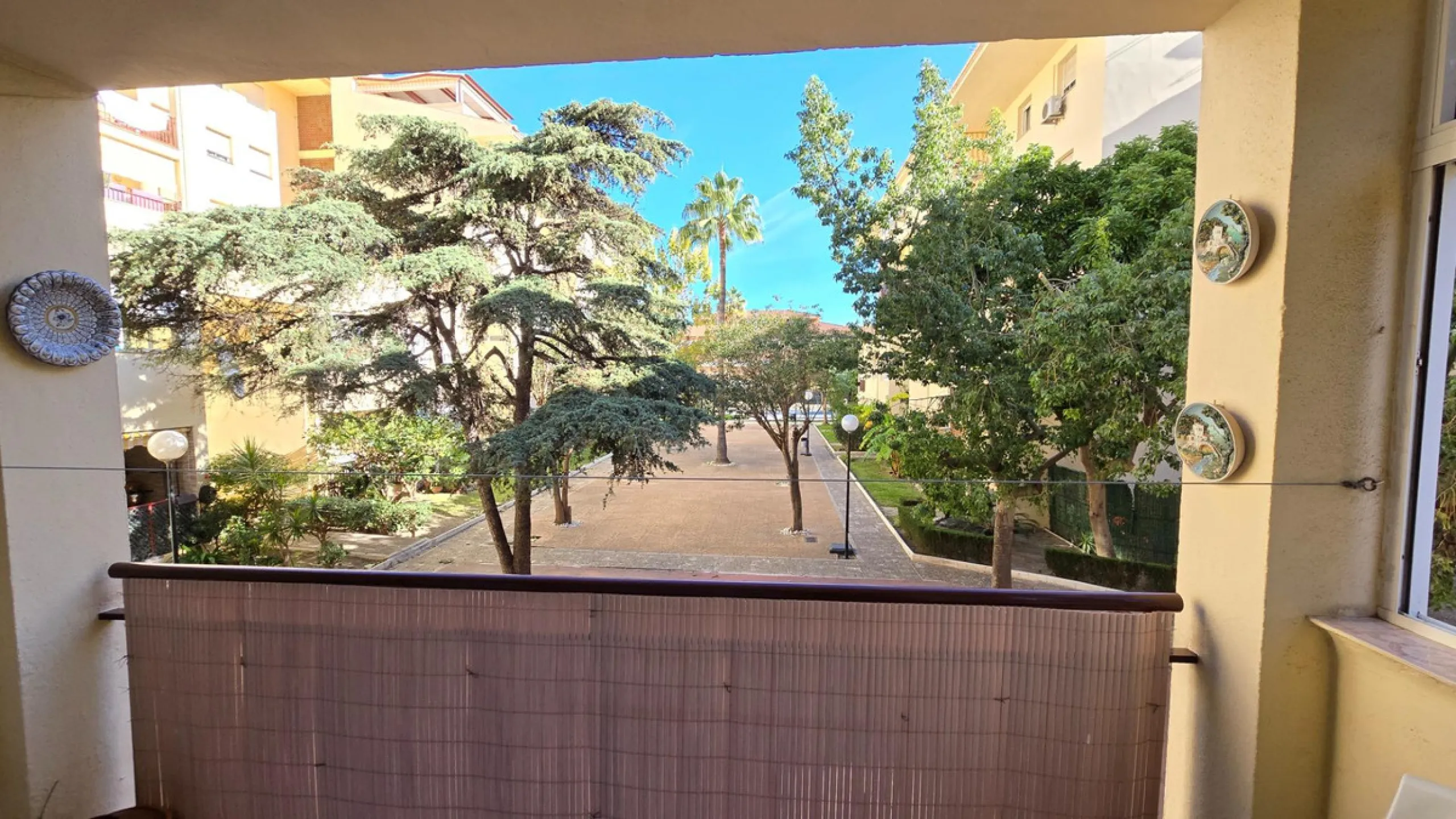 We present this spacious and bright duplex apartment located in the heart of Arroyo de la Miel, Benalmádena.