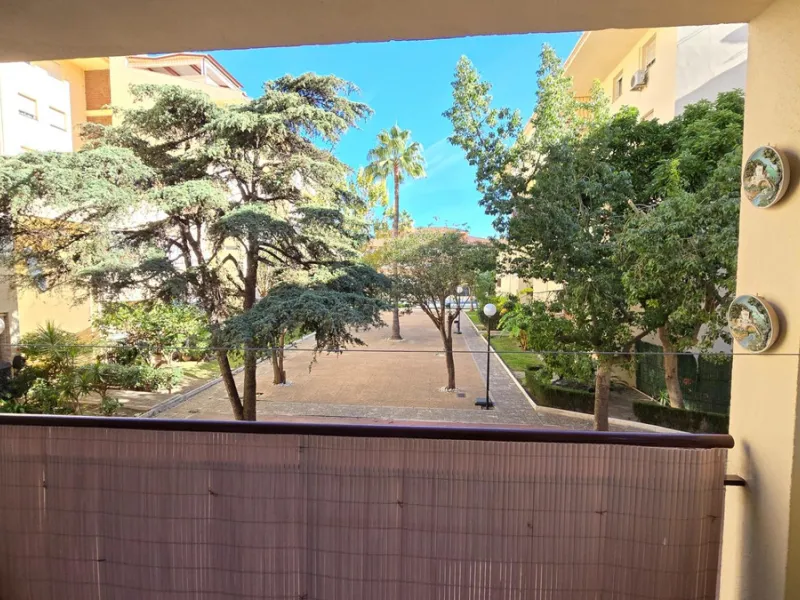 We present this spacious and bright duplex apartment located in the heart of Arroyo de la Miel, Benalmádena.