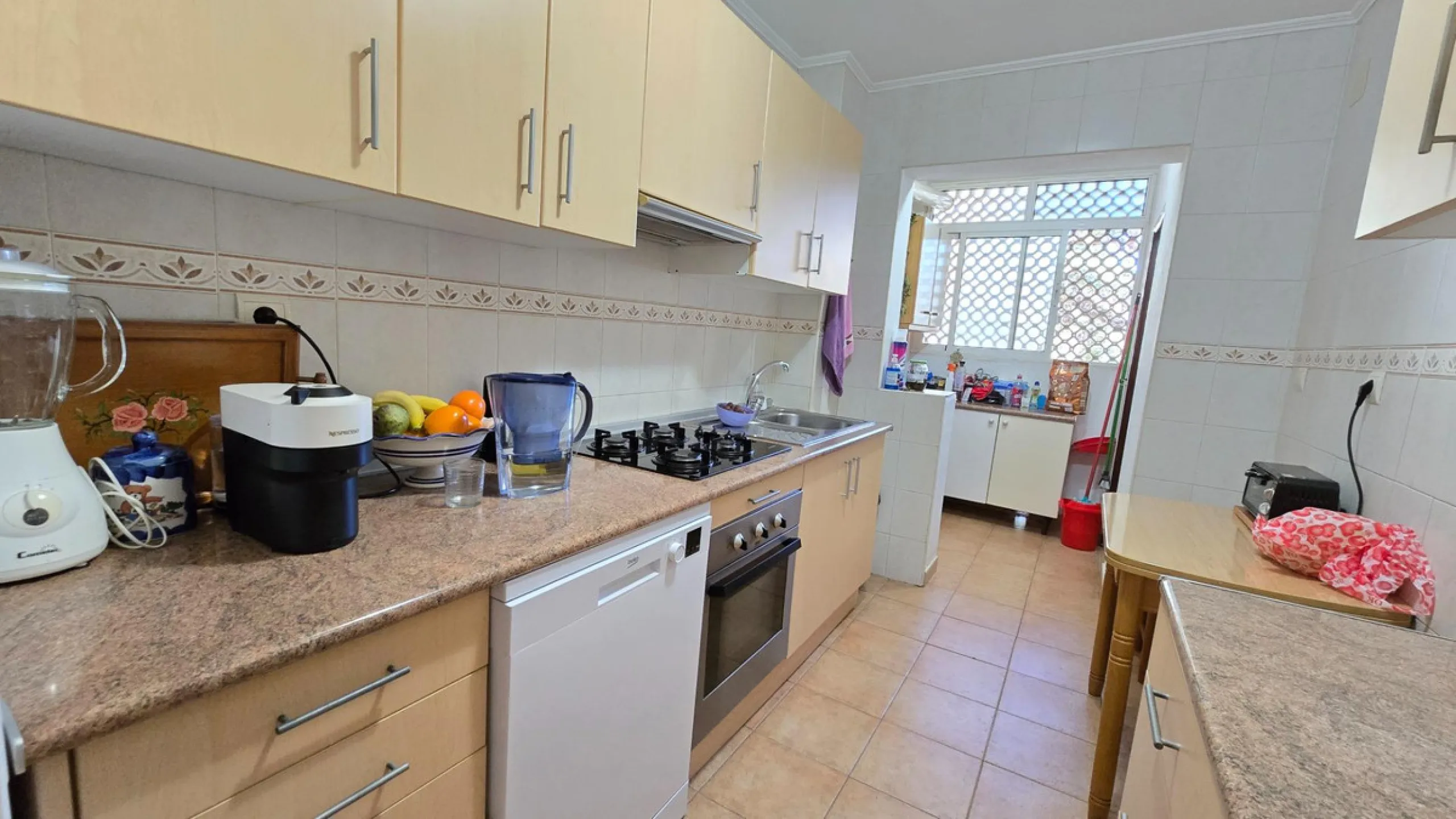 We present this spacious and bright duplex apartment located in the heart of Arroyo de la Miel, Benalmádena.