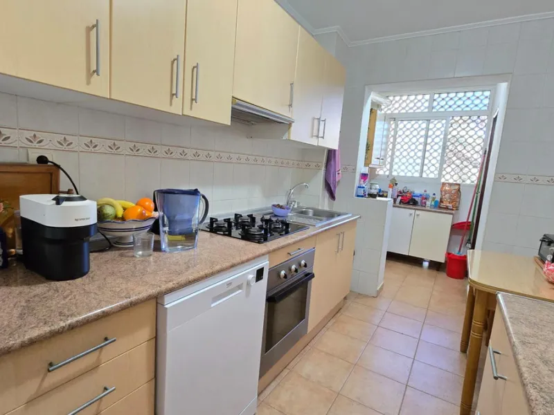We present this spacious and bright duplex apartment located in the heart of Arroyo de la Miel, Benalmádena.