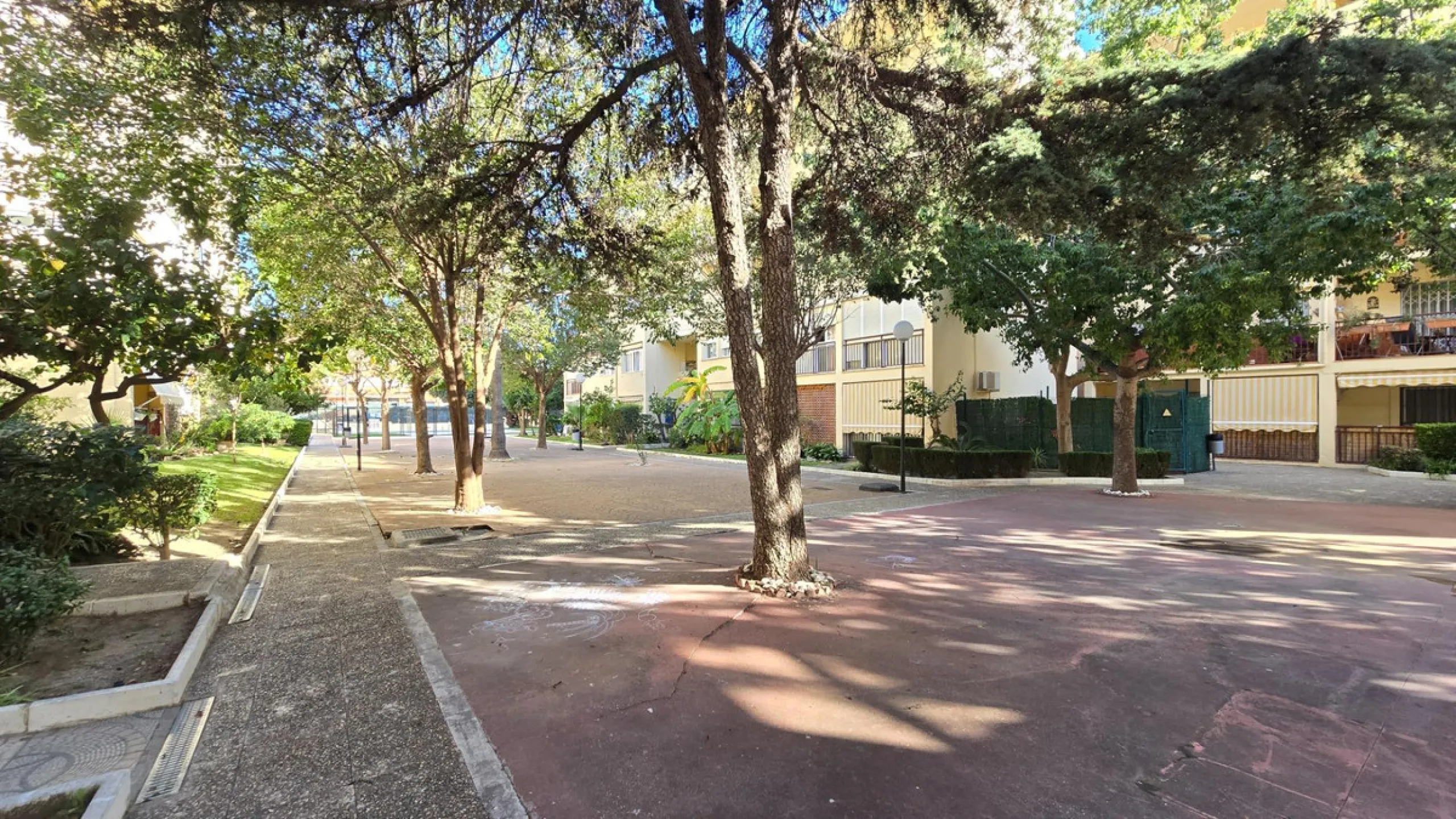 We present this spacious and bright duplex apartment located in the heart of Arroyo de la Miel, Benalmádena.