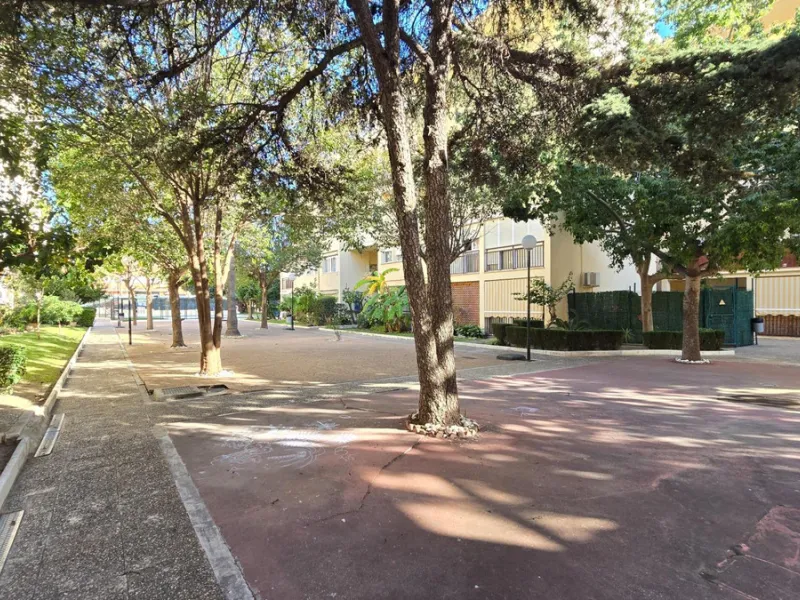 We present this spacious and bright duplex apartment located in the heart of Arroyo de la Miel, Benalmádena.