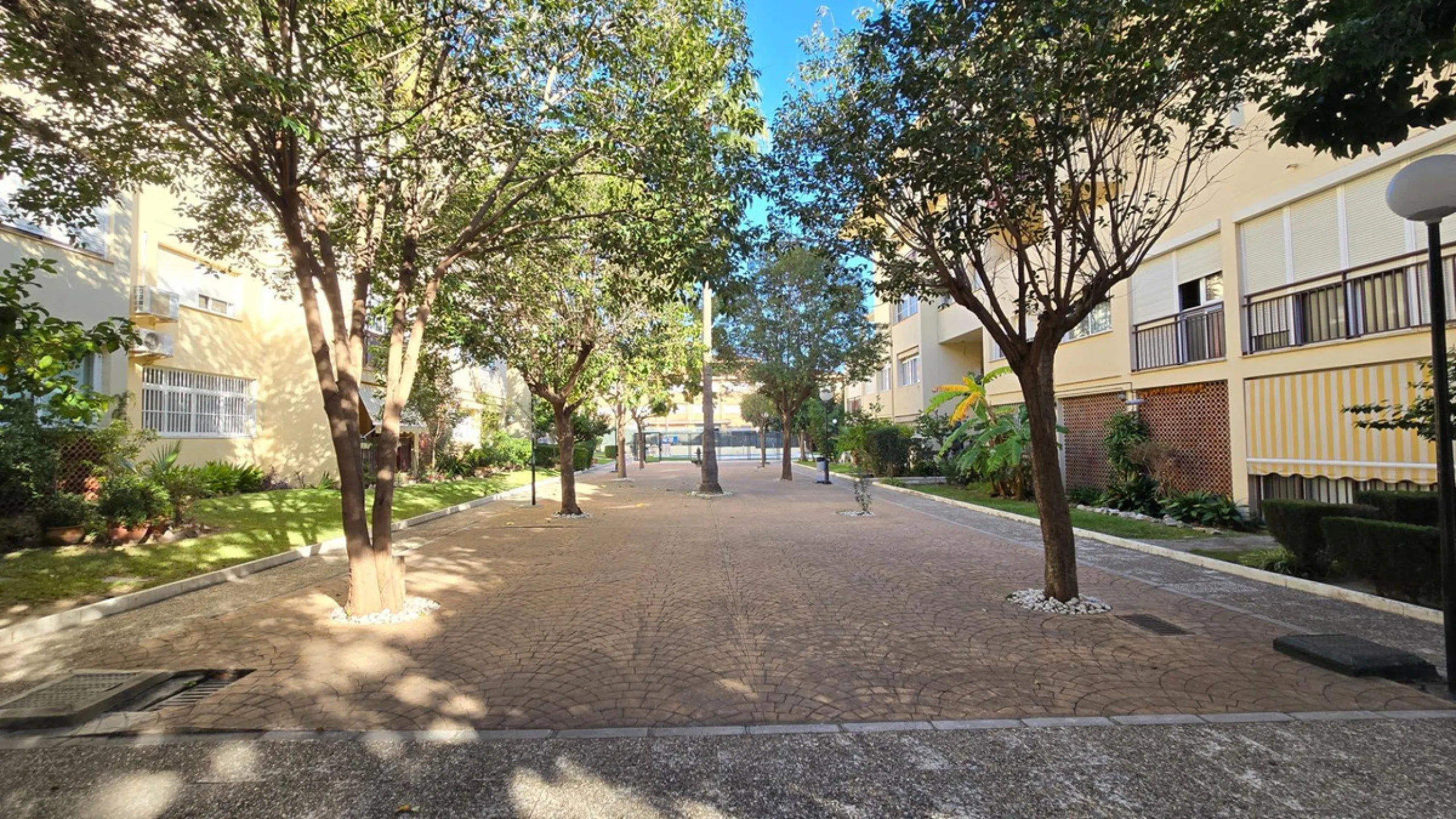 We present this spacious and bright duplex apartment located in the heart of Arroyo de la Miel, Benalmádena.