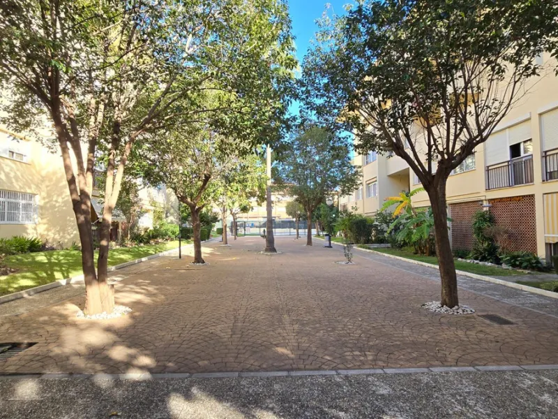 We present this spacious and bright duplex apartment located in the heart of Arroyo de la Miel, Benalmádena.