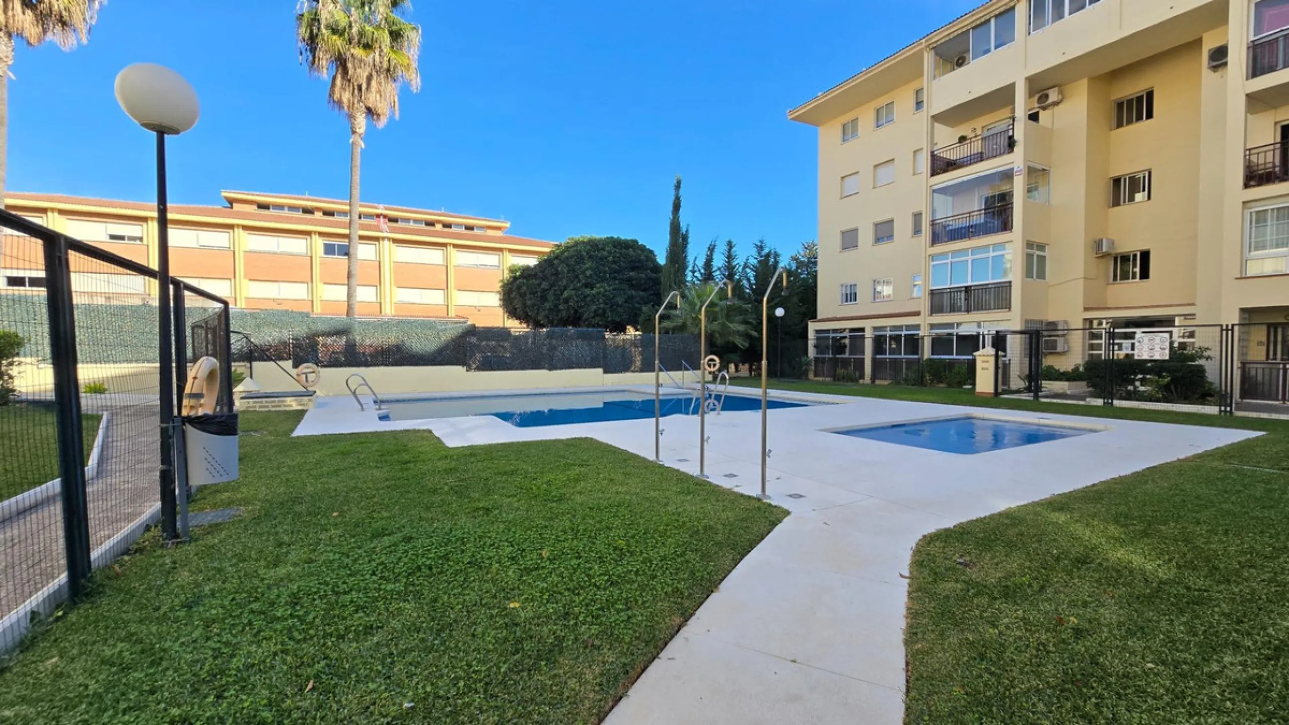 We present this spacious and bright duplex apartment located in the heart of Arroyo de la Miel, Benalmádena.