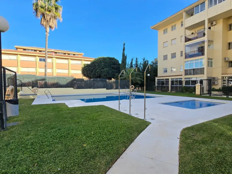 We present this spacious and bright duplex apartment located in the heart of Arroyo de la Miel, Benalmádena.