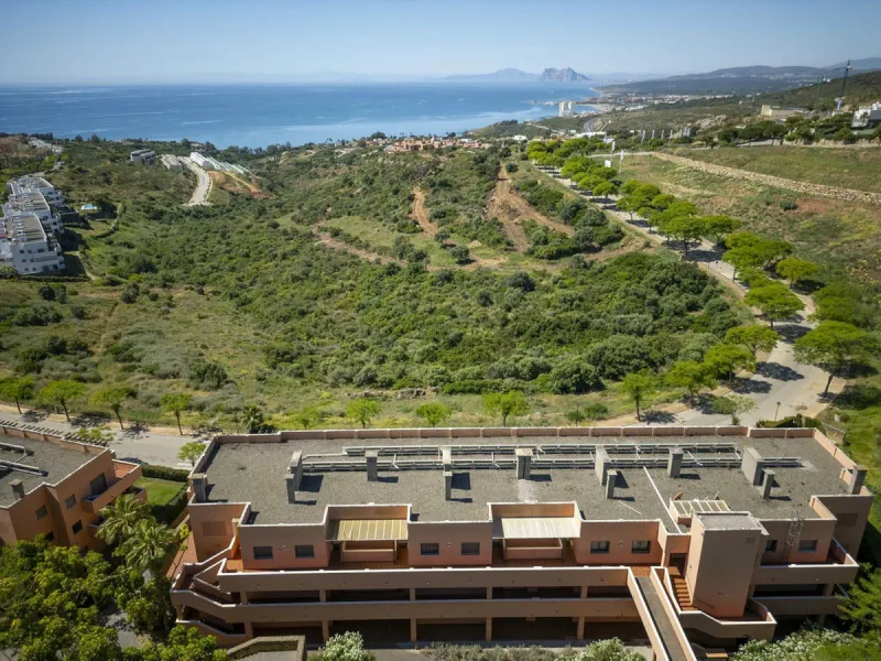 Just minutes from the world-renowned Marina de Sotogrande, in the exclusive Bahía de las Rocas/La Paloma district, lies this elegant residential complex designed for comfort, style, and relaxation.