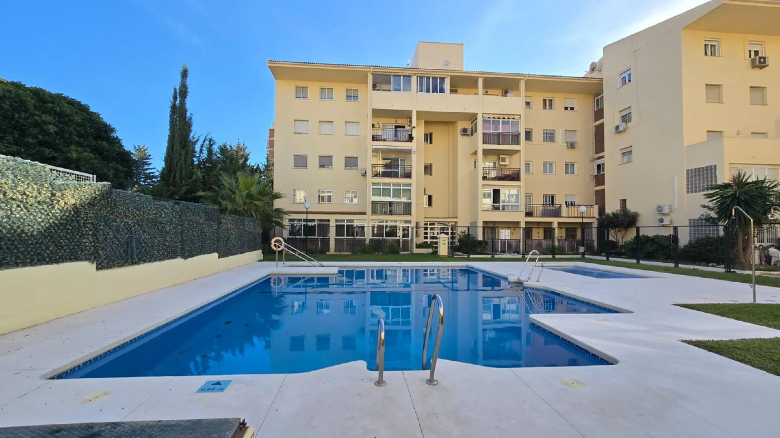 We present this spacious and bright duplex apartment located in the heart of Arroyo de la Miel, Benalmádena.