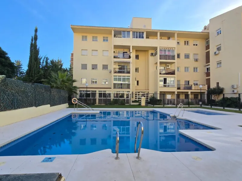 We present this spacious and bright duplex apartment located in the heart of Arroyo de la Miel, Benalmádena.