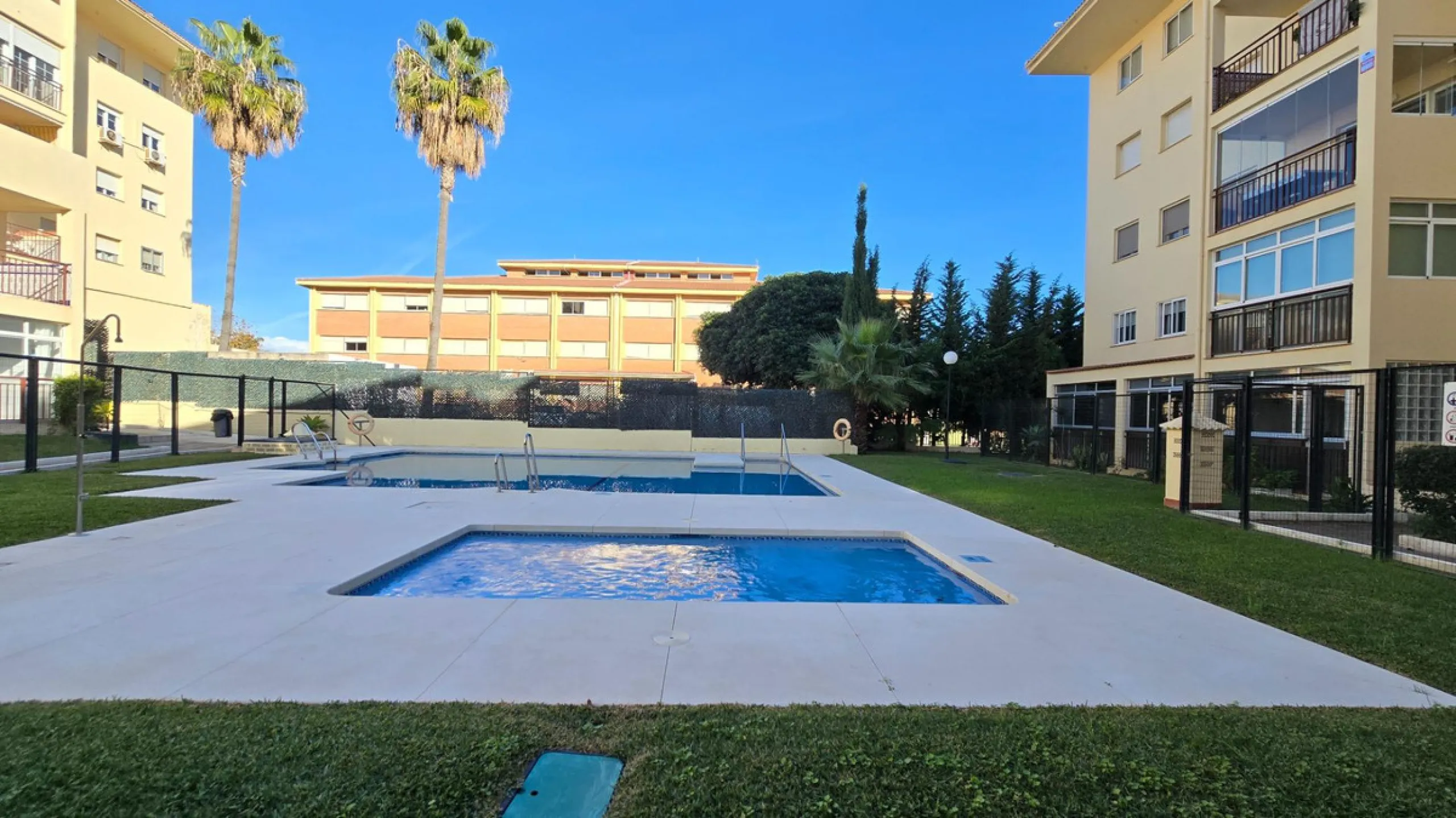 We present this spacious and bright duplex apartment located in the heart of Arroyo de la Miel, Benalmádena.