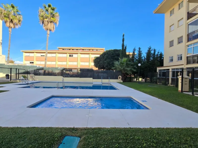 We present this spacious and bright duplex apartment located in the heart of Arroyo de la Miel, Benalmádena.