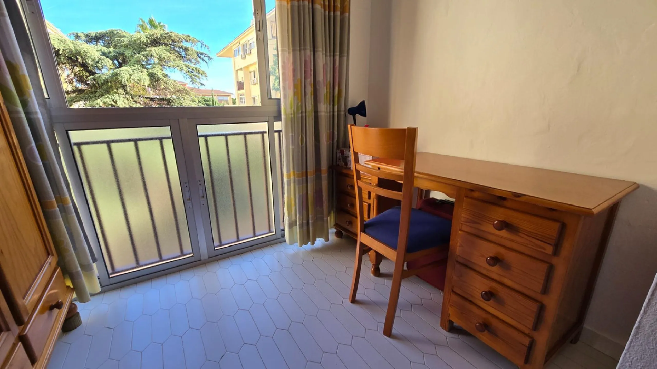 We present this spacious and bright duplex apartment located in the heart of Arroyo de la Miel, Benalmádena.