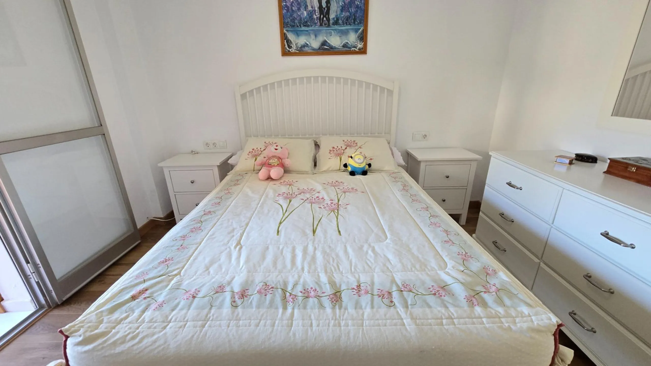 We present this spacious and bright duplex apartment located in the heart of Arroyo de la Miel, Benalmádena.