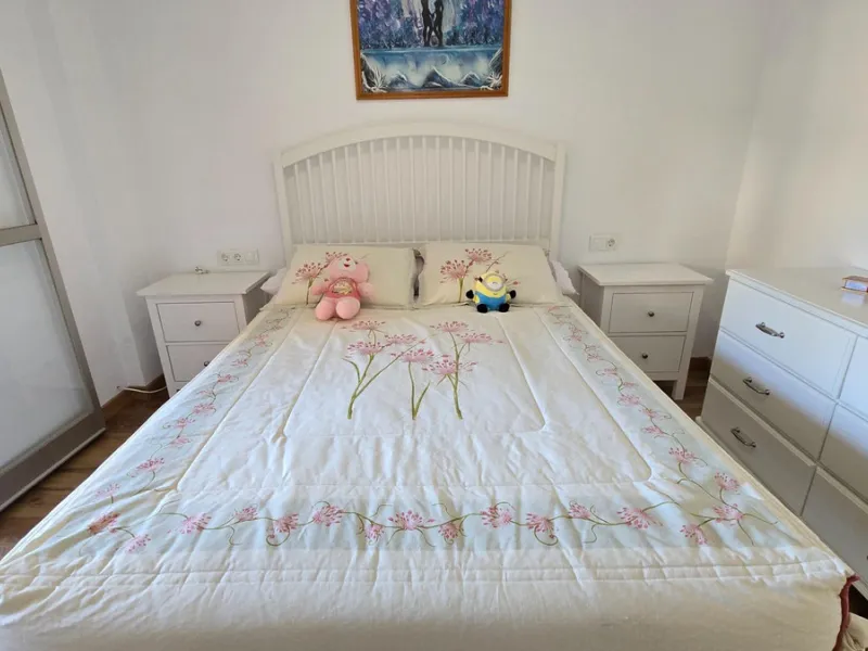 We present this spacious and bright duplex apartment located in the heart of Arroyo de la Miel, Benalmádena.