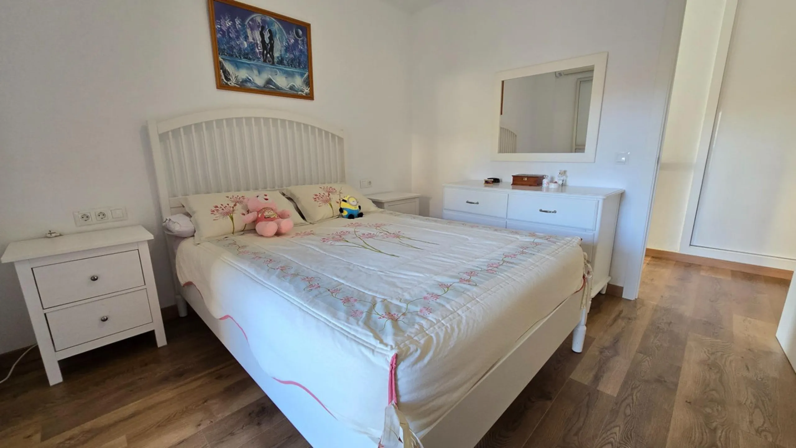 We present this spacious and bright duplex apartment located in the heart of Arroyo de la Miel, Benalmádena.