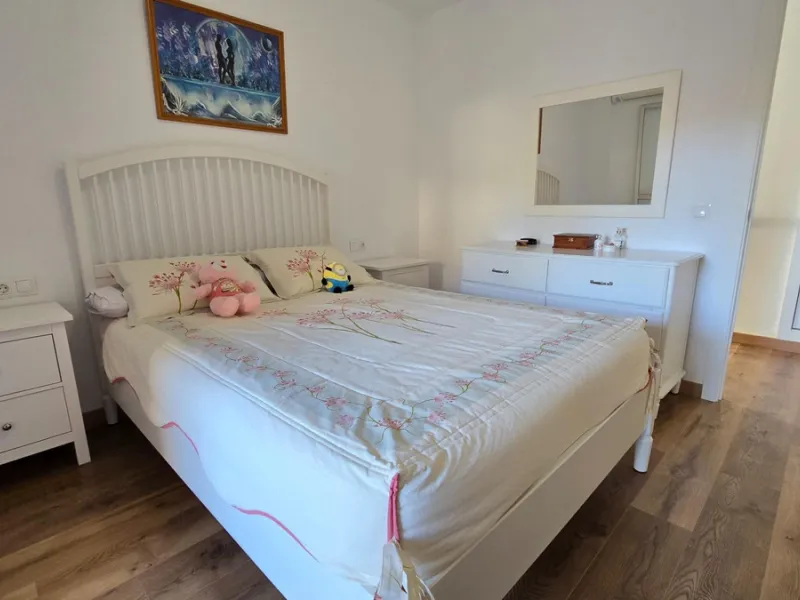 We present this spacious and bright duplex apartment located in the heart of Arroyo de la Miel, Benalmádena.