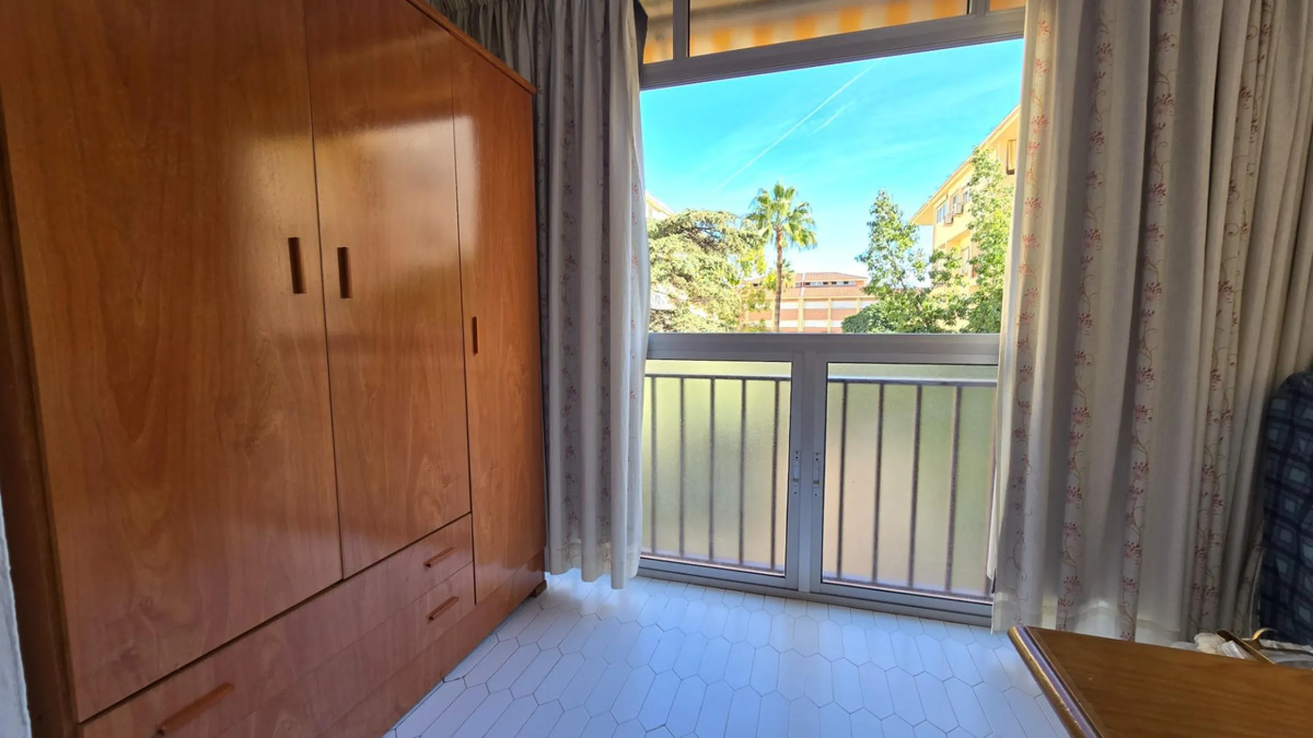 We present this spacious and bright duplex apartment located in the heart of Arroyo de la Miel, Benalmádena.