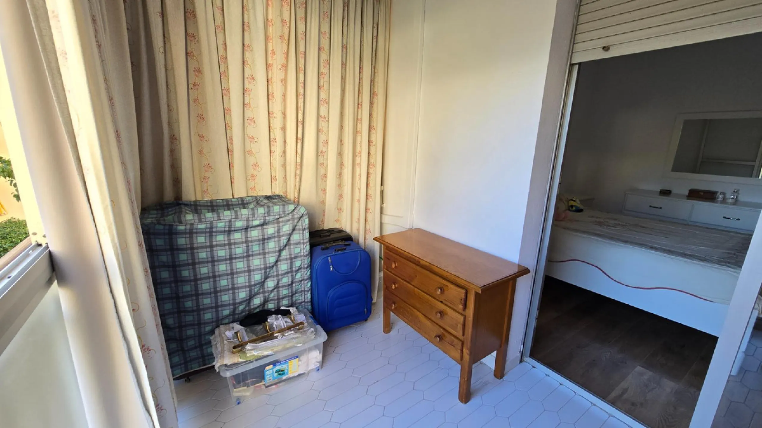 We present this spacious and bright duplex apartment located in the heart of Arroyo de la Miel, Benalmádena.
