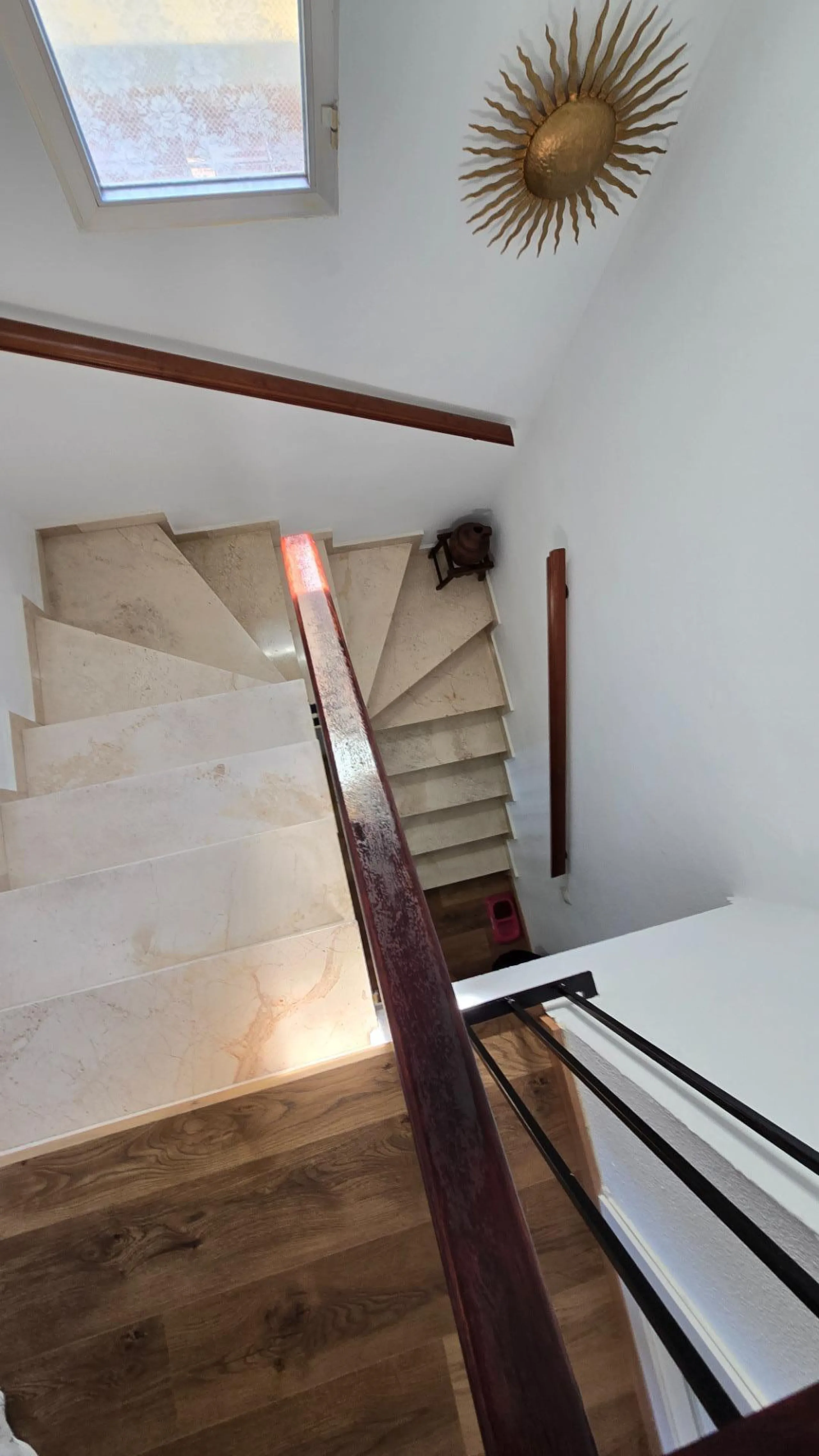We present this spacious and bright duplex apartment located in the heart of Arroyo de la Miel, Benalmádena.
