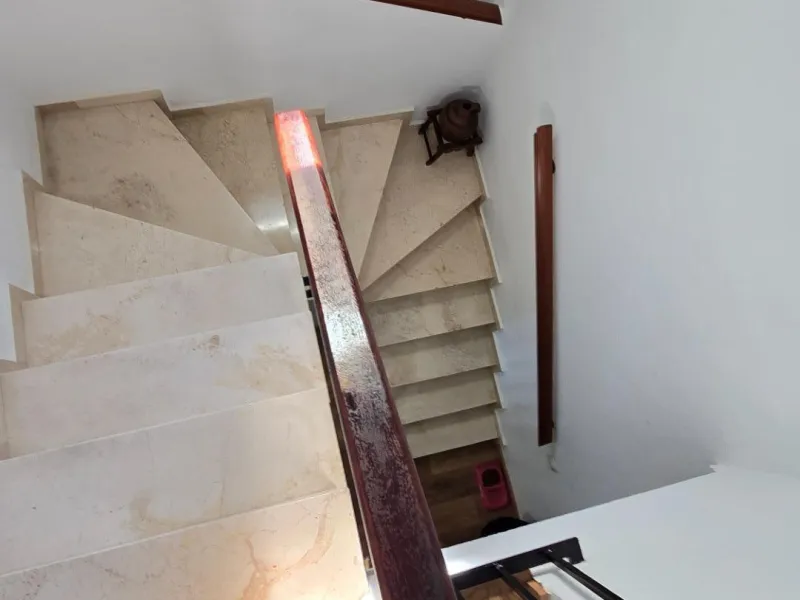 We present this spacious and bright duplex apartment located in the heart of Arroyo de la Miel, Benalmádena.