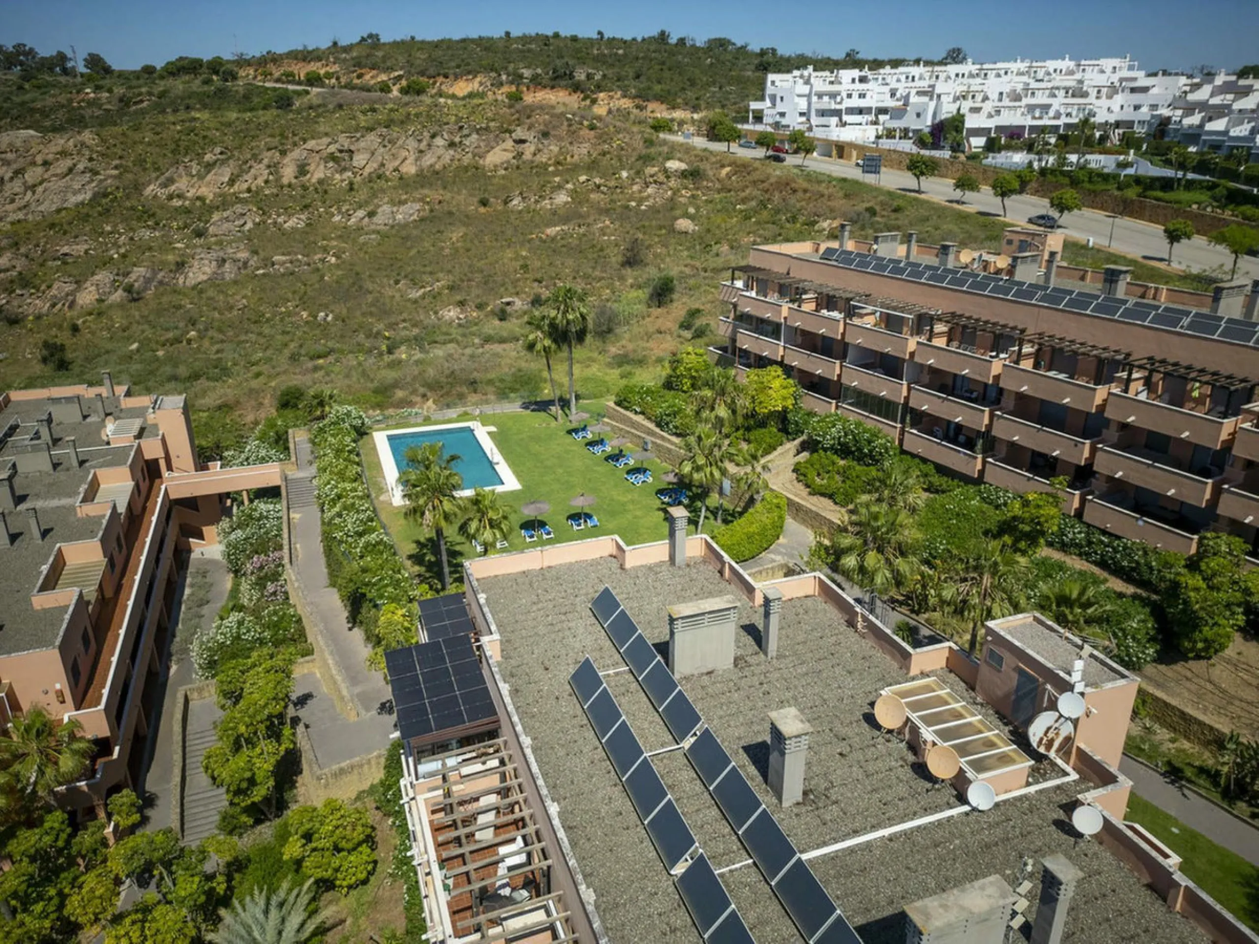 Just minutes from the world-renowned Marina de Sotogrande, in the exclusive Bahía de las Rocas/La Paloma district, lies this elegant residential complex designed for comfort, style, and relaxation.