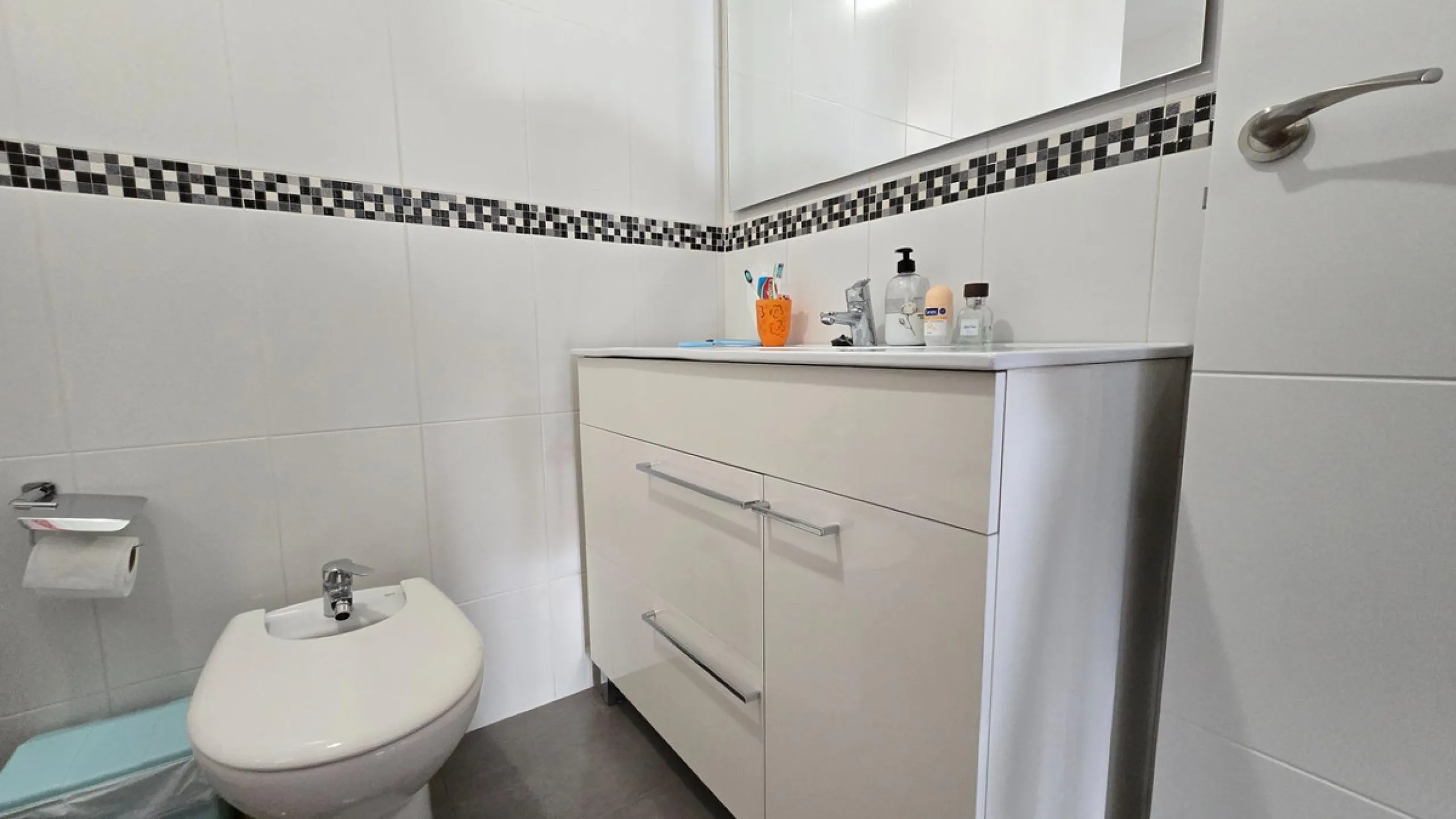 We present this spacious and bright duplex apartment located in the heart of Arroyo de la Miel, Benalmádena.