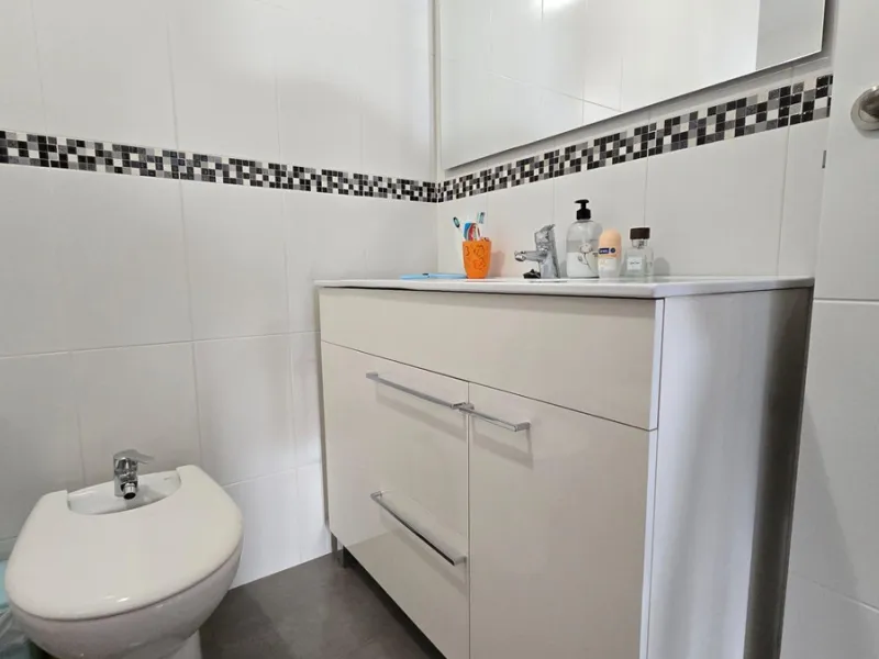 We present this spacious and bright duplex apartment located in the heart of Arroyo de la Miel, Benalmádena.