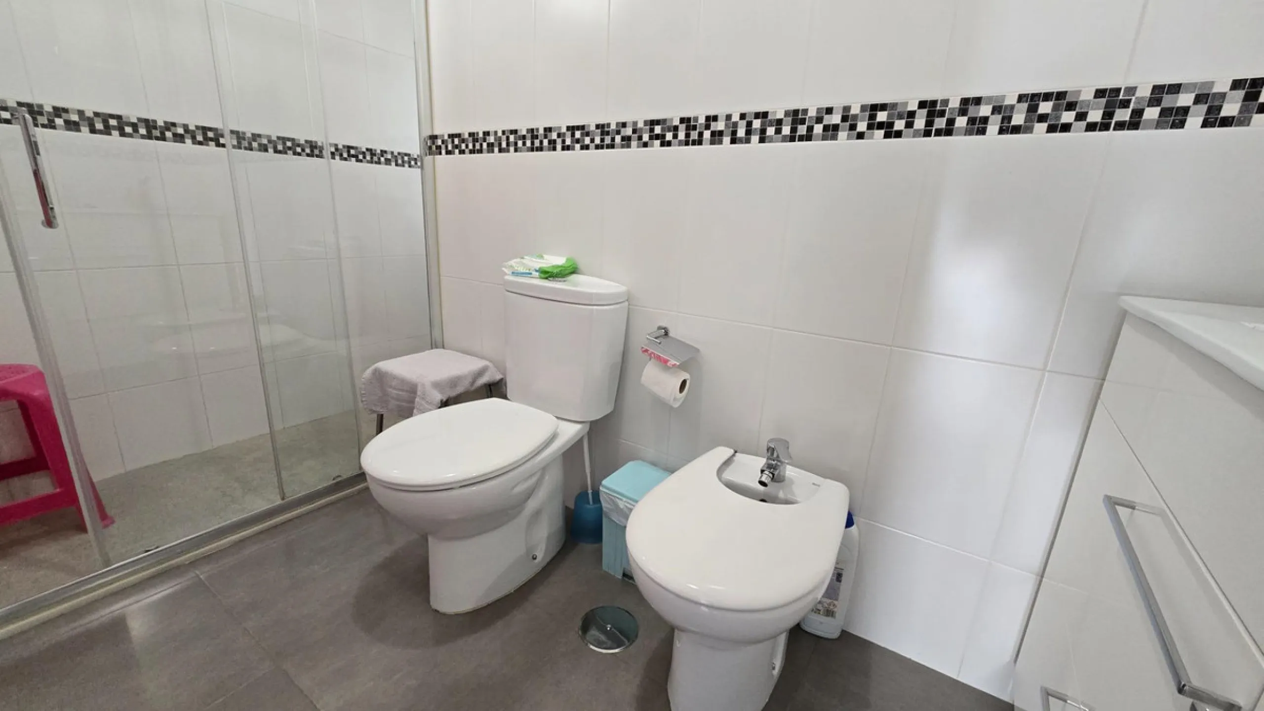 We present this spacious and bright duplex apartment located in the heart of Arroyo de la Miel, Benalmádena.