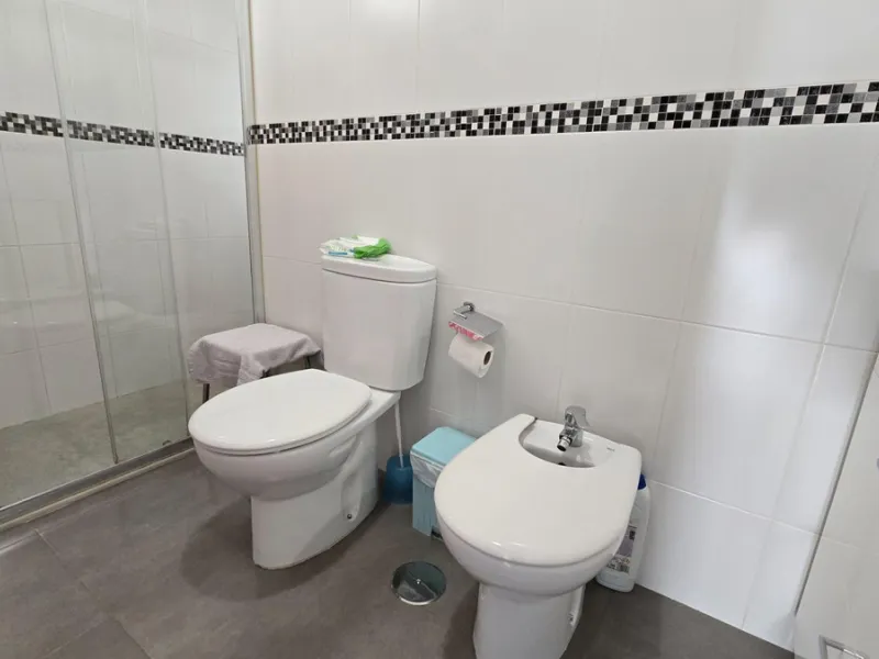 We present this spacious and bright duplex apartment located in the heart of Arroyo de la Miel, Benalmádena.