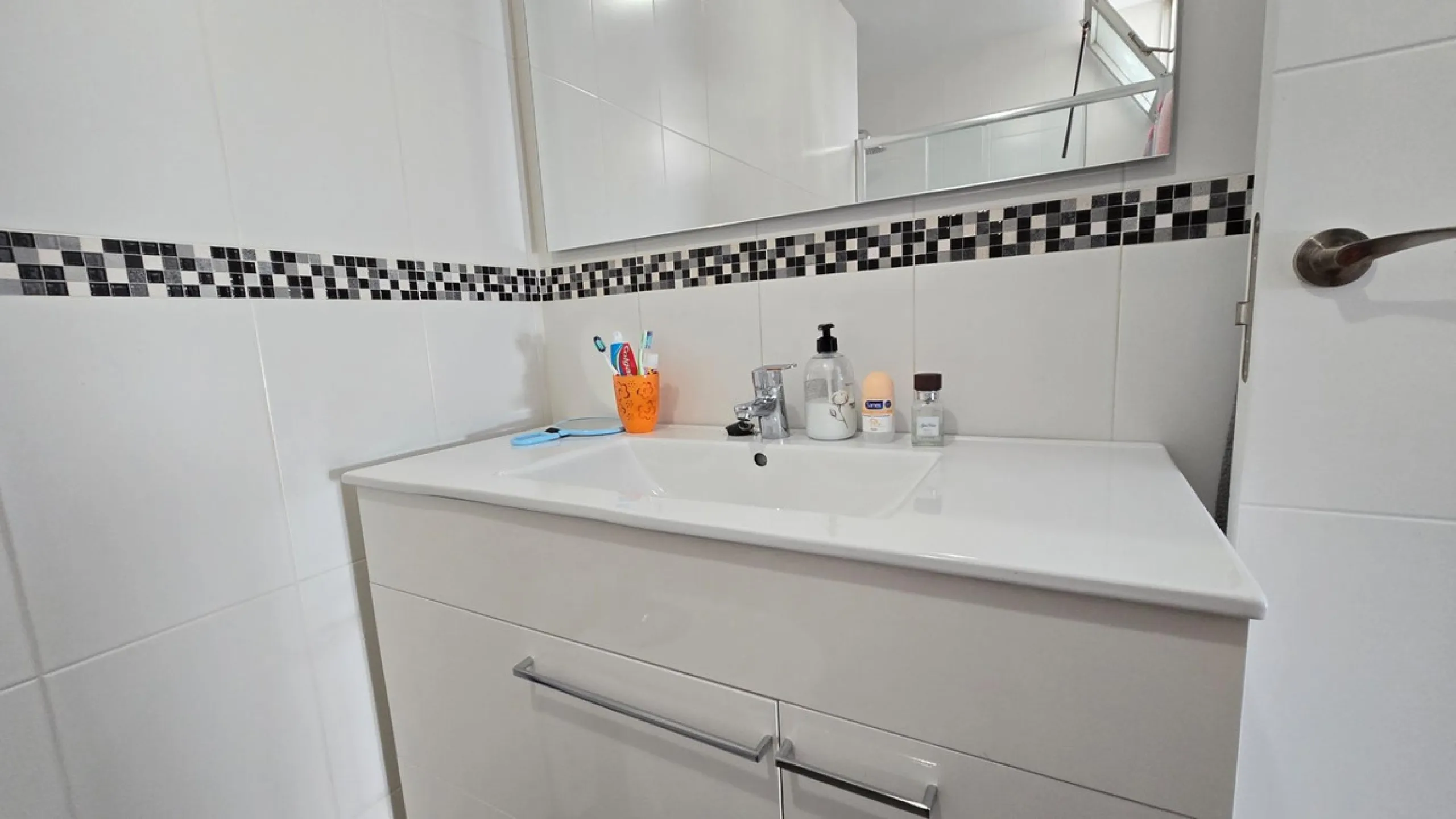 We present this spacious and bright duplex apartment located in the heart of Arroyo de la Miel, Benalmádena.