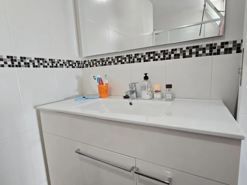 We present this spacious and bright duplex apartment located in the heart of Arroyo de la Miel, Benalmádena.