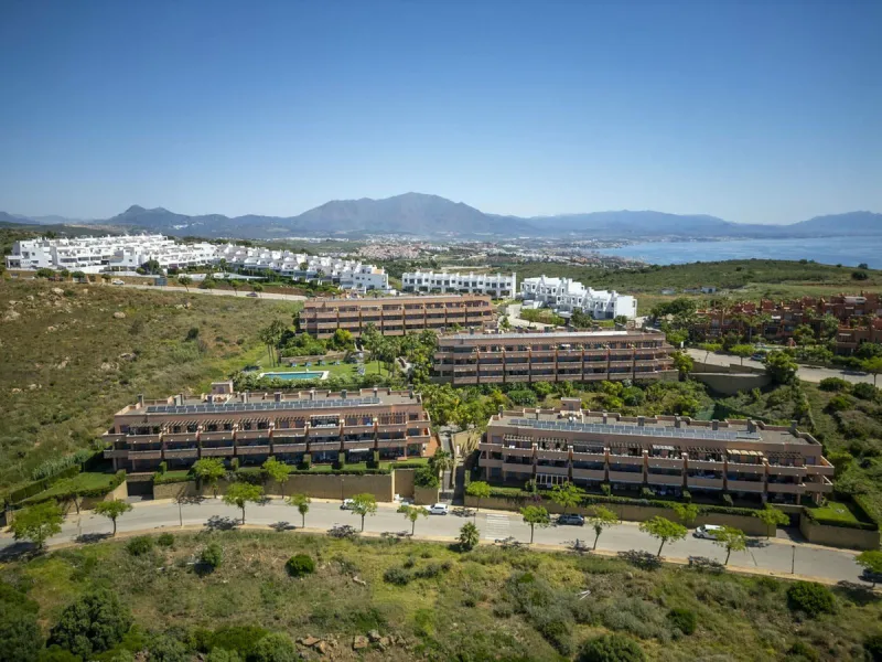 Just minutes from the world-renowned Marina de Sotogrande, in the exclusive Bahía de las Rocas/La Paloma district, lies this elegant residential complex designed for comfort, style, and relaxation.