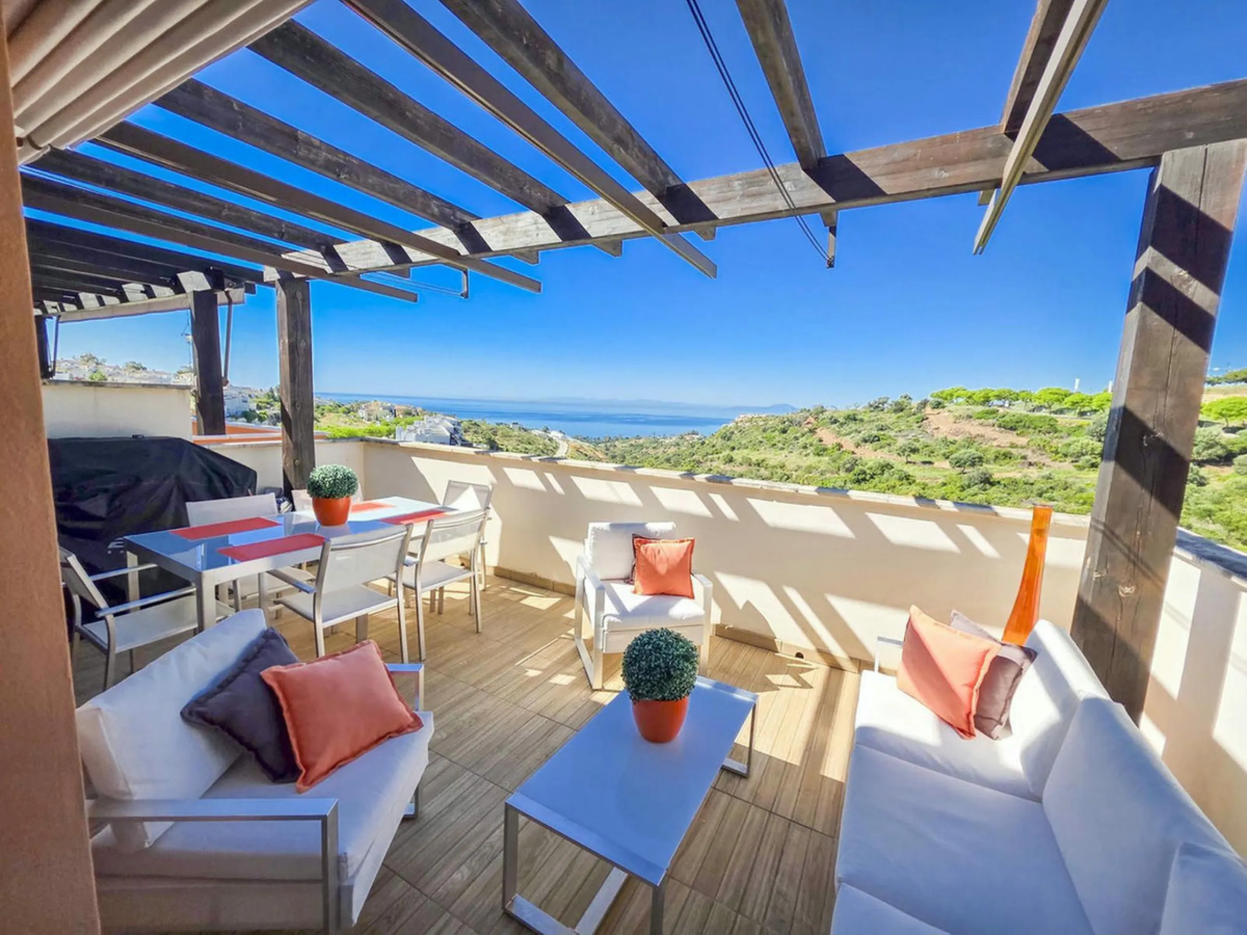 Just minutes from the world-renowned Marina de Sotogrande, in the exclusive Bahía de las Rocas/La Paloma district, lies this elegant residential complex designed for comfort, style, and relaxation.