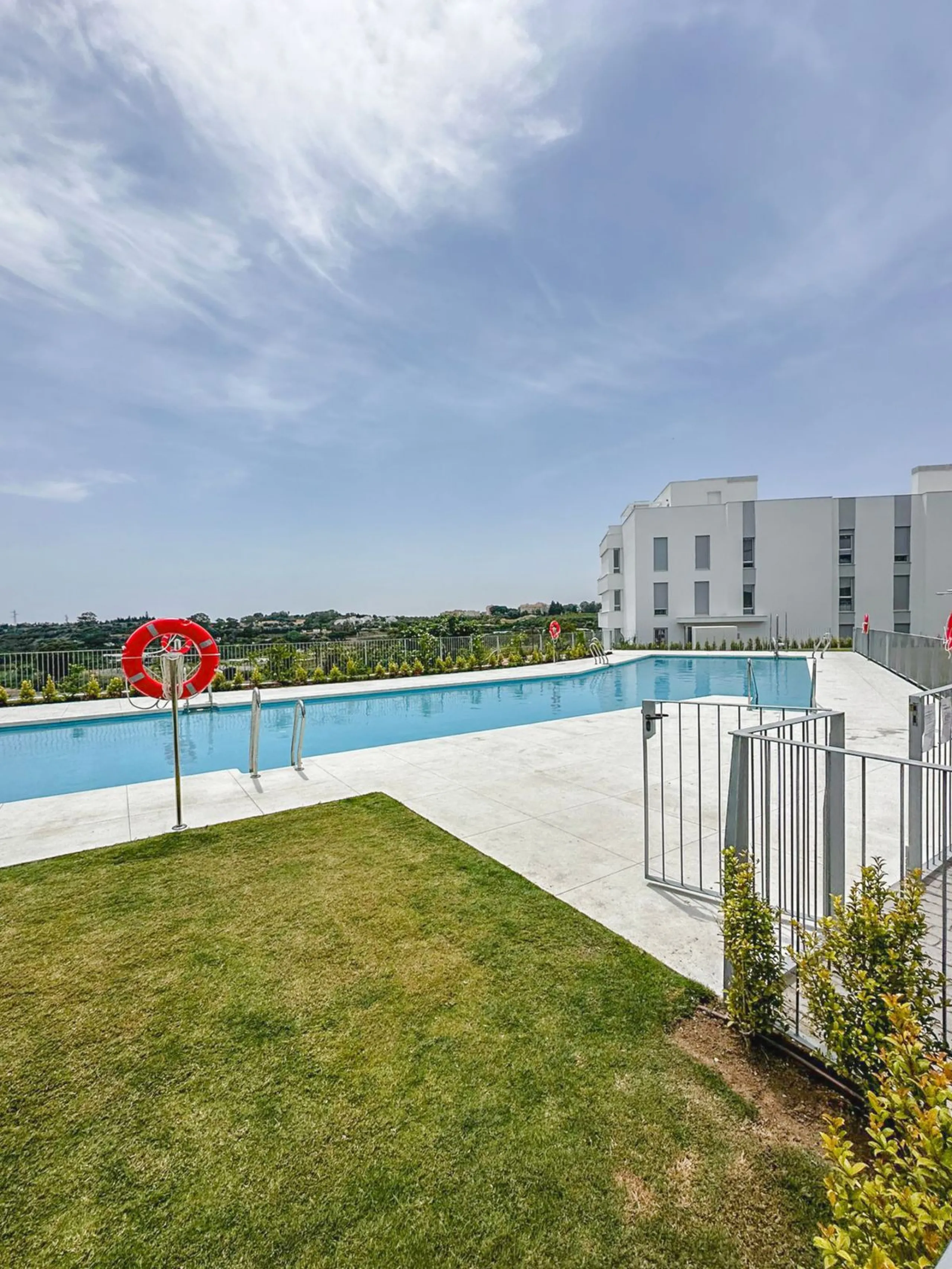 Apartment - Ground Floor Apartment в продаже в Estepona, Málaga. В доме 3 спален и 2 ванных комнат. Площадь дома 125 м²