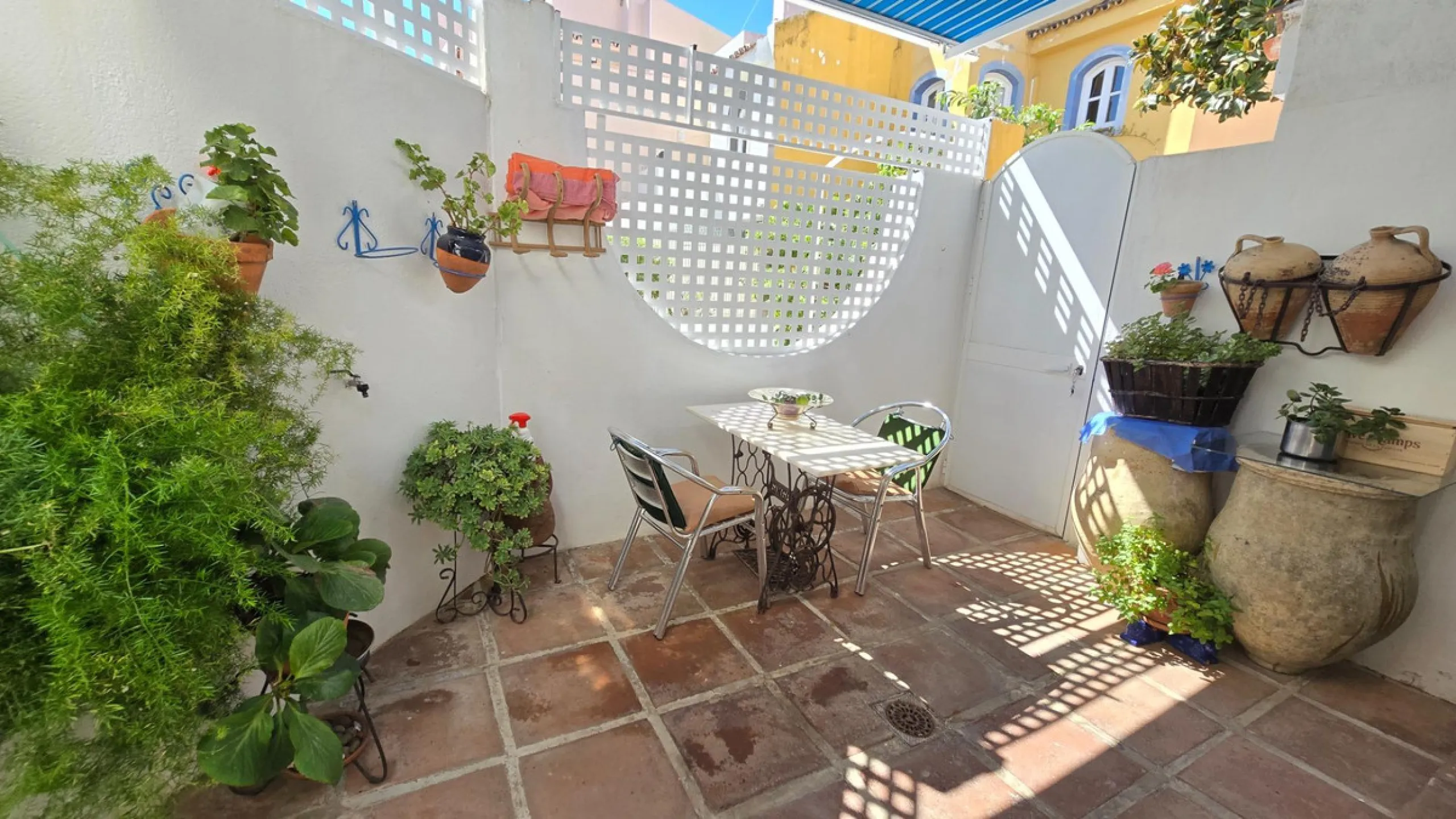 Charming three-storey Andalusian-style townhouse, located in a privileged and rapidly growing area of Marbella, between Marbella and San Pedro de Alcántara.