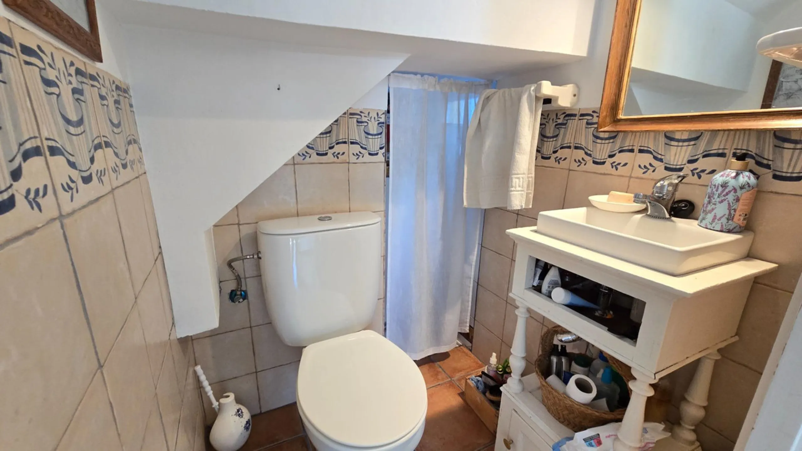 Charming three-storey Andalusian-style townhouse, located in a privileged and rapidly growing area of Marbella, between Marbella and San Pedro de Alcántara.