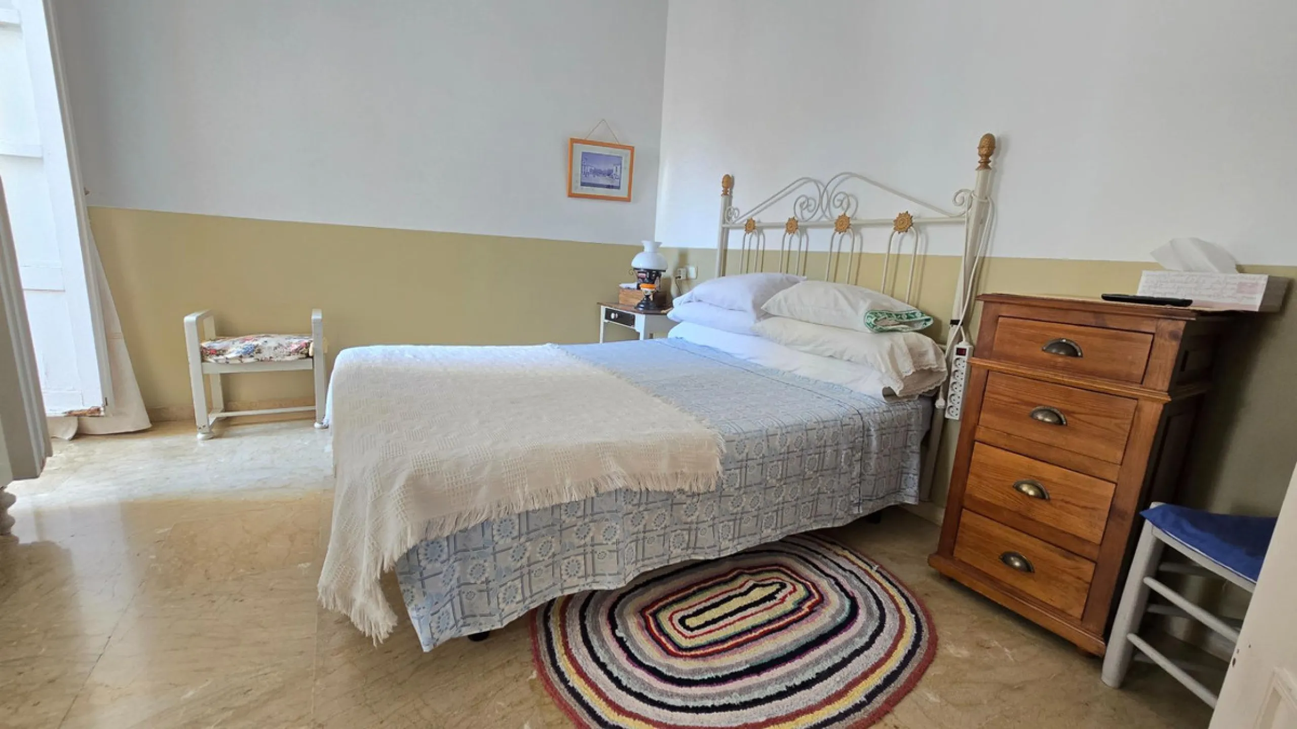 Charming three-storey Andalusian-style townhouse, located in a privileged and rapidly growing area of Marbella, between Marbella and San Pedro de Alcántara.