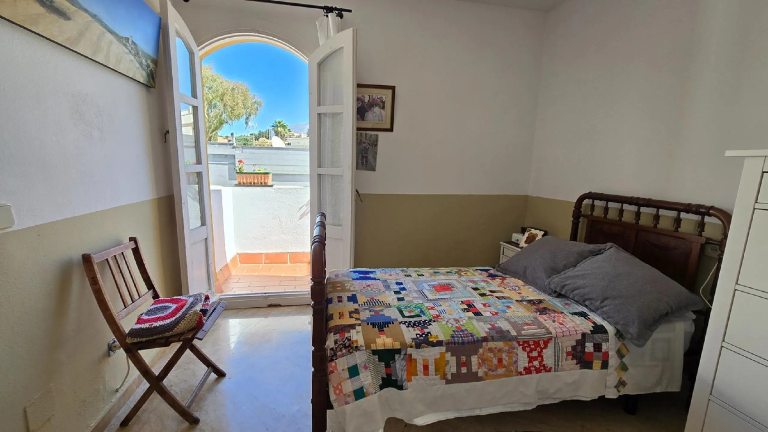 Charming three-storey Andalusian-style townhouse, located in a privileged and rapidly growing area of Marbella, between Marbella and San Pedro de Alcántara.