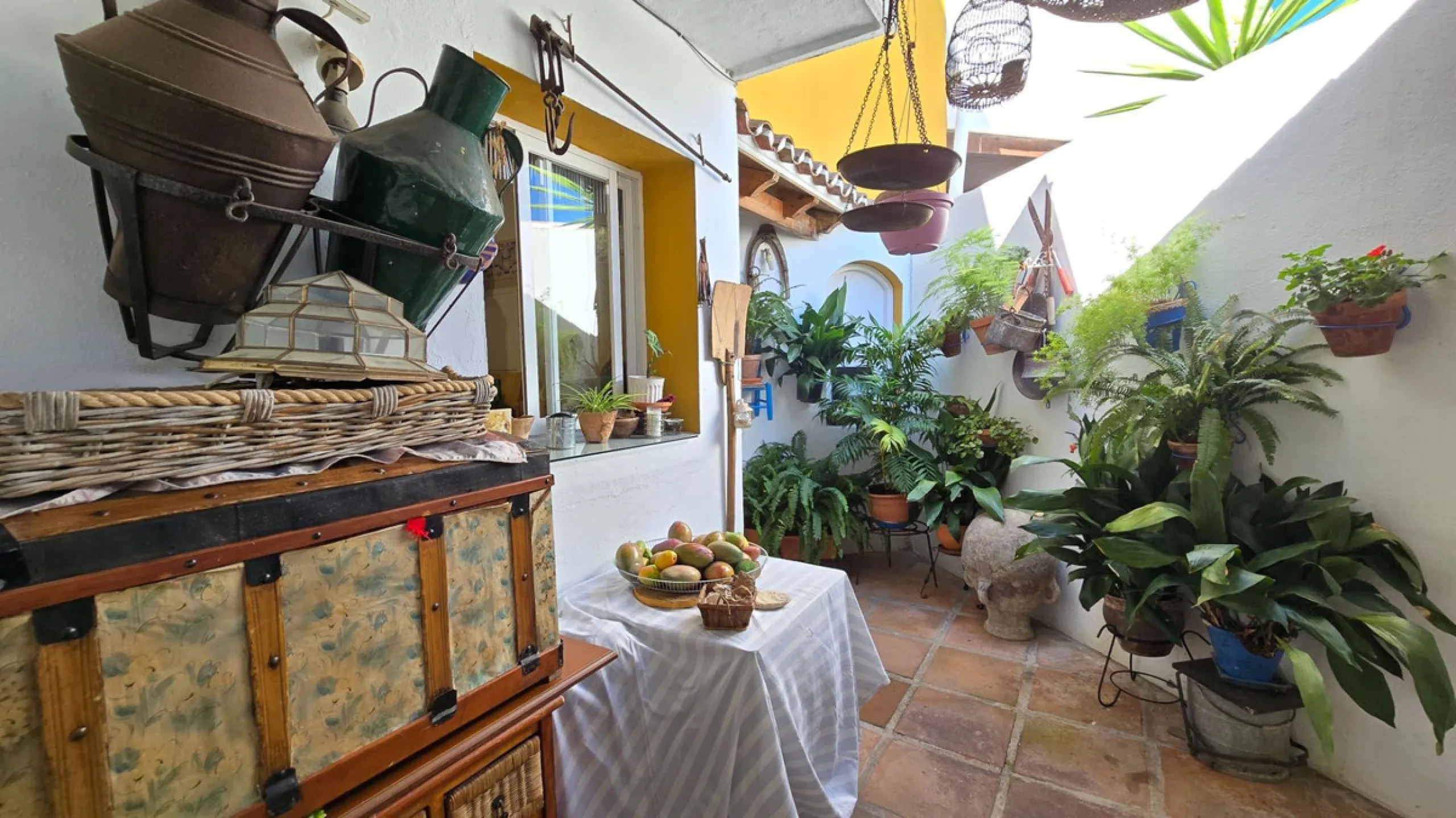 Charming three-storey Andalusian-style townhouse, located in a privileged and rapidly growing area of Marbella, between Marbella and San Pedro de Alcántara.