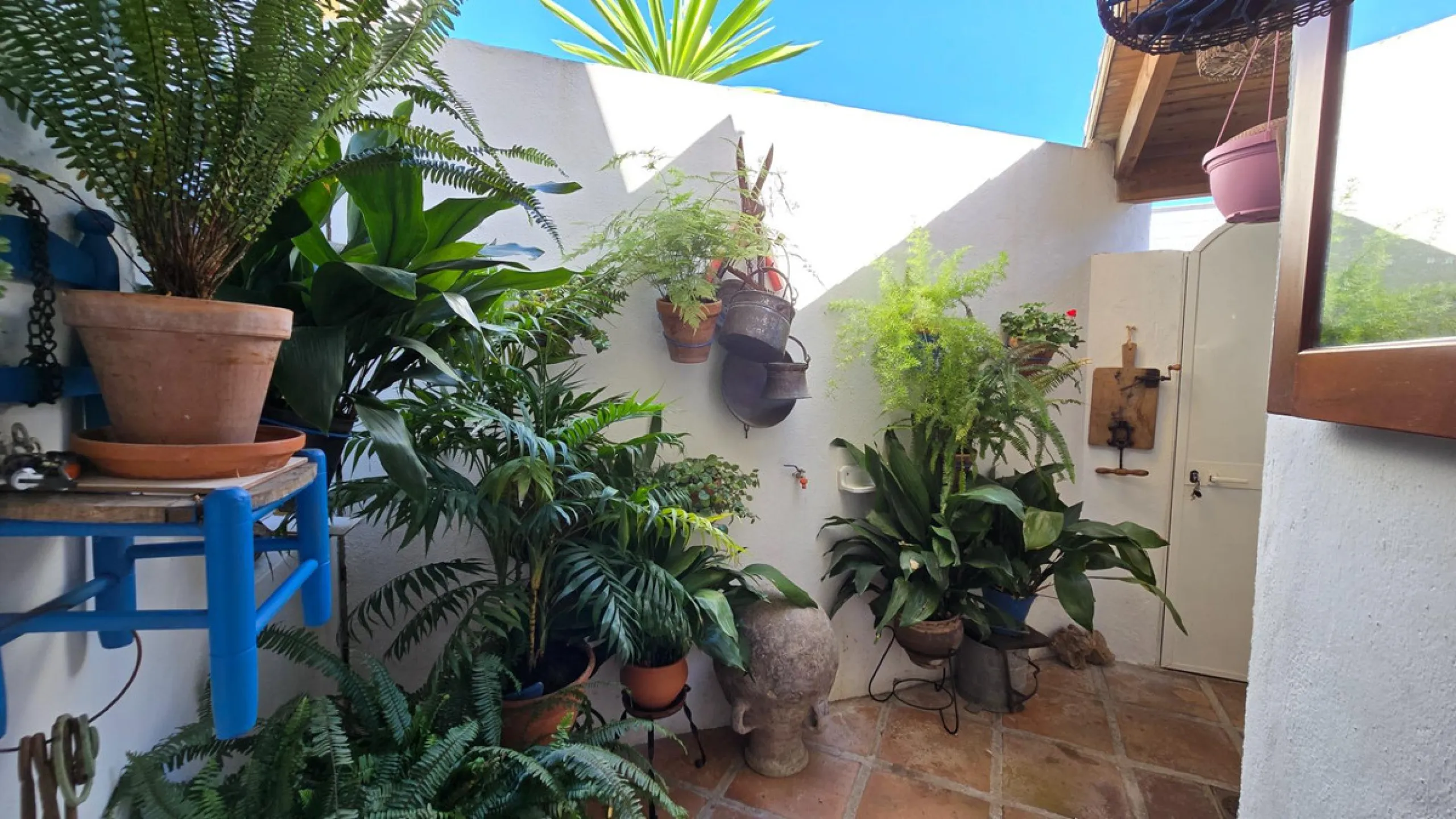 Charming three-storey Andalusian-style townhouse, located in a privileged and rapidly growing area of Marbella, between Marbella and San Pedro de Alcántara.