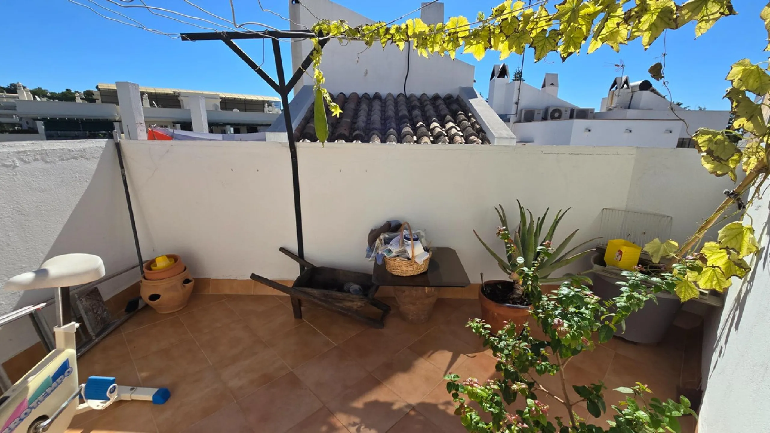 Charming three-storey Andalusian-style townhouse, located in a privileged and rapidly growing area of Marbella, between Marbella and San Pedro de Alcántara.